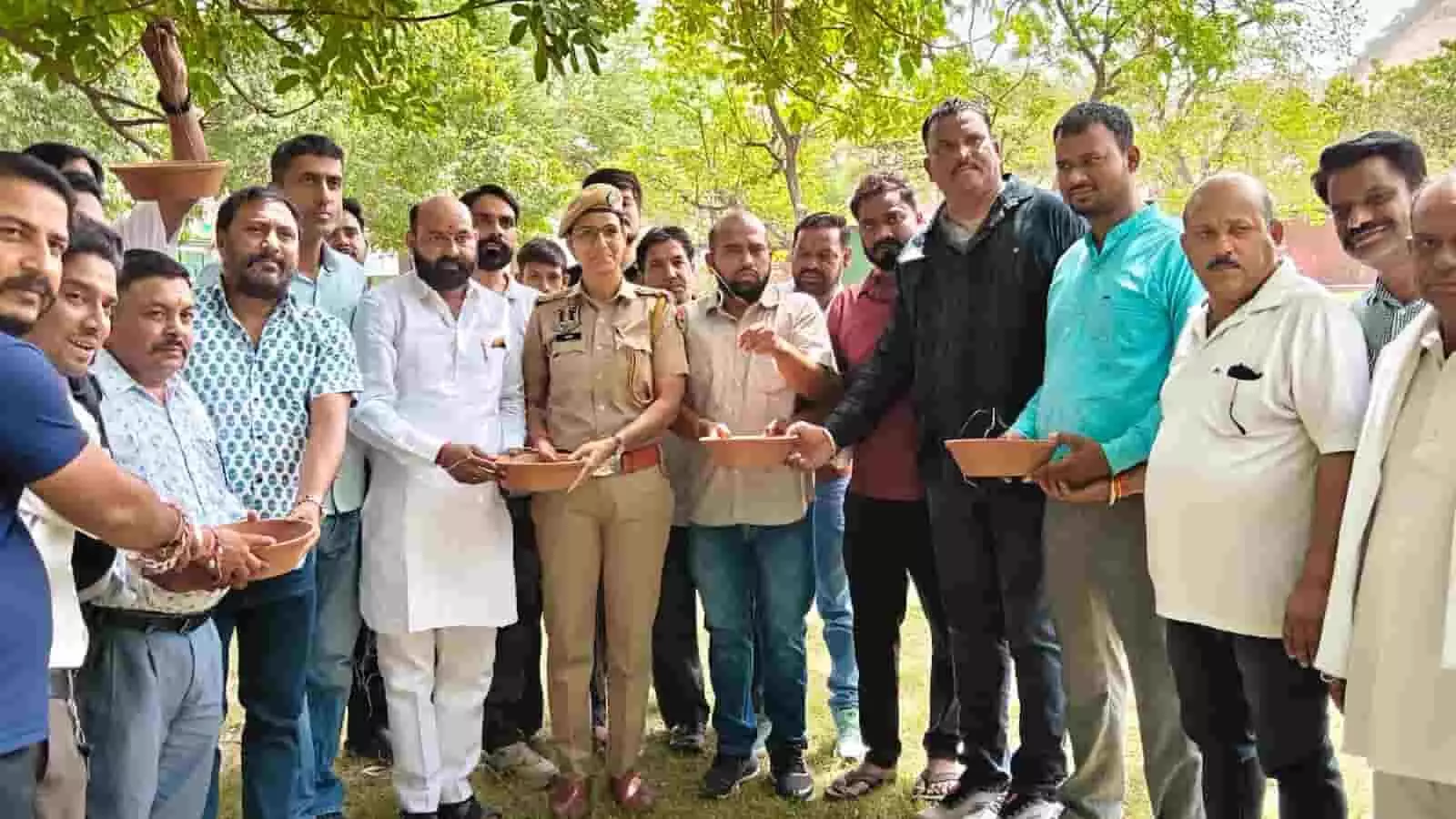 जयपुर के चित्रकूट पार्क में पुलिस अधिकारी और समिति के सदस्य पक्षियों के लिए मिट्टी के परिंडे पकड़े हुए। जयपुर के चित्रकूट पार्क में पुलिस अधिकारी और समिति के सदस्य पक्षियों के लिए मिट्टी के परिंडे पकड़े हुए।