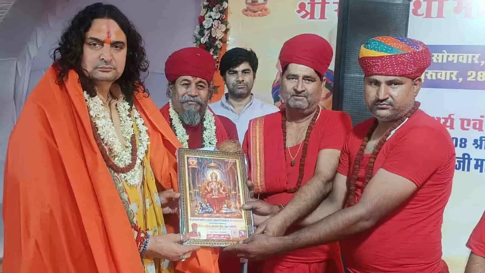 जयपुर के भुवनेश्वरी आश्रम में स्वामी बालमुकुंदाचार्य को माता जी का चित्र भेंट कर सम्मानित करते जगदीश जी महाराज। जयपुर के भुवनेश्वरी आश्रम में स्वामी बालमुकुंदाचार्य को माता जी का चित्र भेंट कर सम्मानित करते जगदीश जी महाराज।