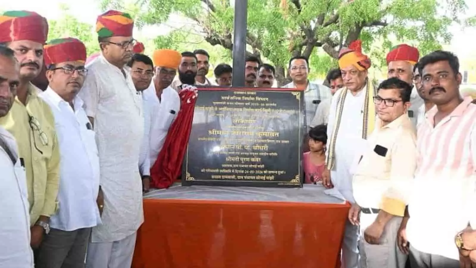 कैबिनेट मंत्री जोराराम कुमावत और जनप्रतिनिधि सोनाई मांझी में विकास कार्यों के लोकार्पण कार्यक्रम में। कैबिनेट मंत्री जोराराम कुमावत और जनप्रतिनिधि सोनाई मांझी में विकास कार्यों के लोकार्पण कार्यक्रम में।