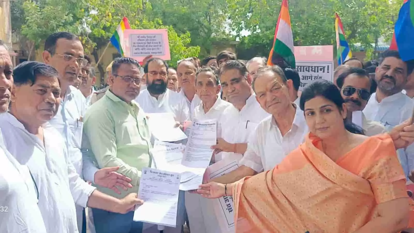 गंगापुर सिटी में तहसीलदार को ज्ञापन सौंपते जैन समाज के पुरुष और महिलाएं।