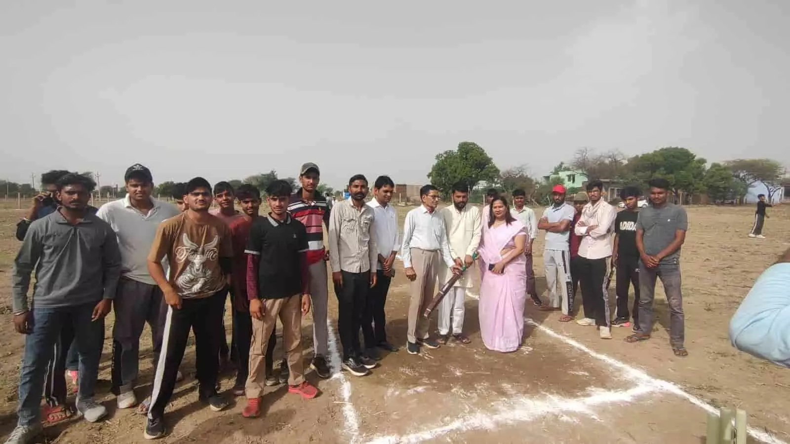 सहारई रोड पर क्रिकेट प्रतियोगिता के उद्घाटन अवसर पर अतिथियों और खिलाड़ियों का समूह चित्र। सहारई रोड पर क्रिकेट प्रतियोगिता के उद्घाटन अवसर पर अतिथियों और खिलाड़ियों का समूह चित्र।