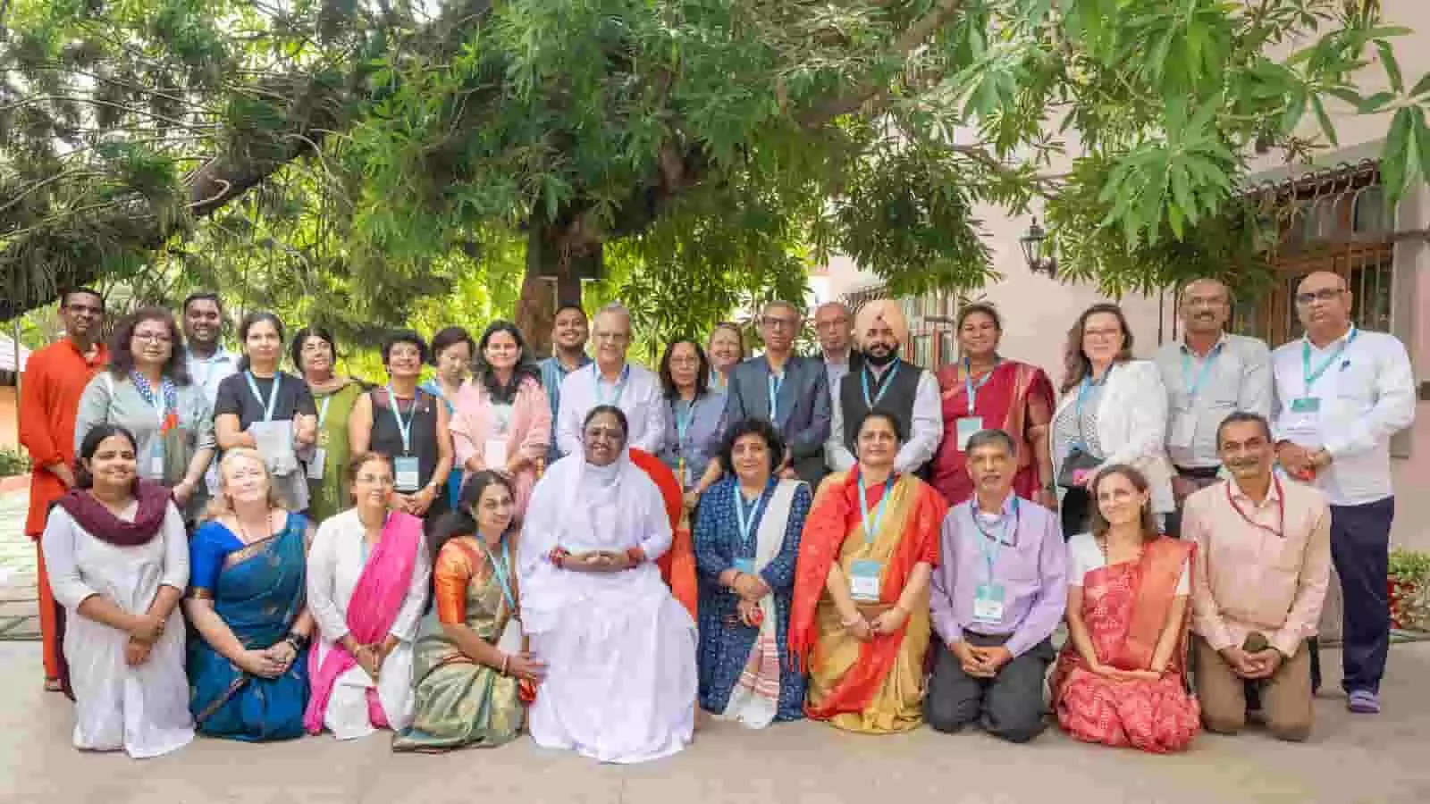 अमृता विश्व विद्यापीठम में श्री माता अमृतानंदमयी देवी के साथ यूनेस्को प्रतिनिधि और शिक्षाविद बैठक करते हुए। अमृता विश्व विद्यापीठम में श्री माता अमृतानंदमयी देवी के साथ यूनेस्को प्रतिनिधि और शिक्षाविद बैठक करते हुए।