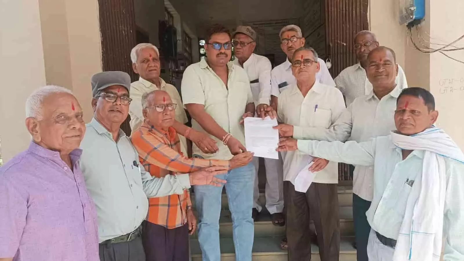 छोटीसादड़ी उपखंड कार्यालय के बाहर राजस्थान पेंशनर समाज के पदाधिकारी मुख्यमंत्री के नाम ज्ञापन सौंपते हुए। छोटीसादड़ी उपखंड कार्यालय के बाहर राजस्थान पेंशनर समाज के पदाधिकारी मुख्यमंत्री के नाम ज्ञापन सौंपते हुए।