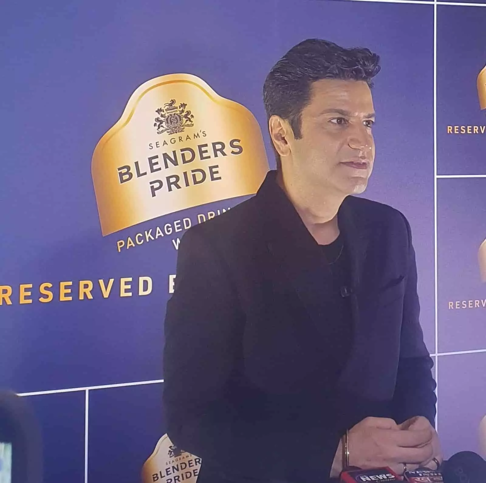 शेफ कुणाल कपूर जयपुर में ब्लेंडर्स प्राइड रिज़र्व्ड एक्सपीरियंसेज़ कार्यक्रम के दौरान फ्लेवर को परिभाषित कर रहे हैं।