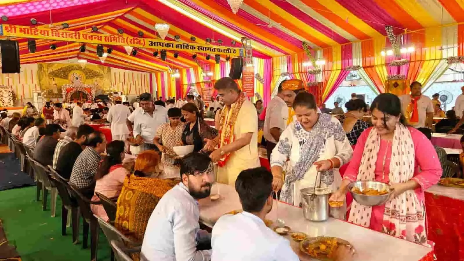 जयपुर के भाटिया भवन में आयोजित धार्मिक समारोह के दौरान श्रद्धालुओं को भोजन परोसते हुए लोग।