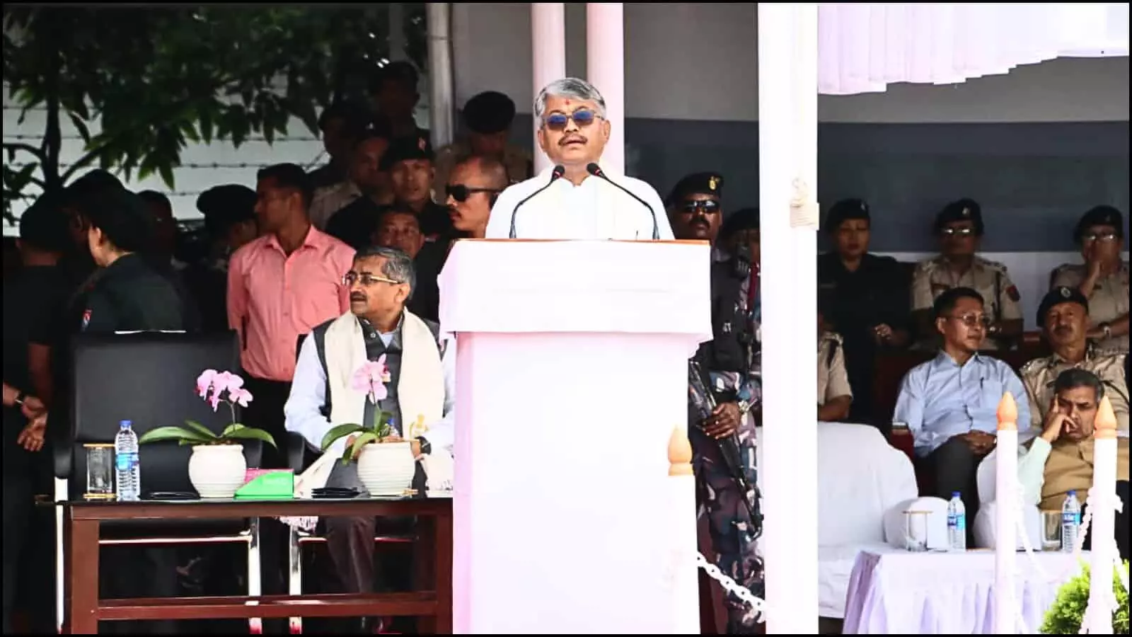 इंफाल के परेड ग्राउंड में पोडियम पर भाषण देते मुख्यमंत्री युमनाम खेमचंद सिंह और पास में बैठे गृह मंत्री कोंथौजम गोविंददास सिंह। इंफाल के परेड ग्राउंड में पोडियम पर भाषण देते मुख्यमंत्री युमनाम खेमचंद सिंह और पास में बैठे गृह मंत्री कोंथौजम गोविंददास सिंह।