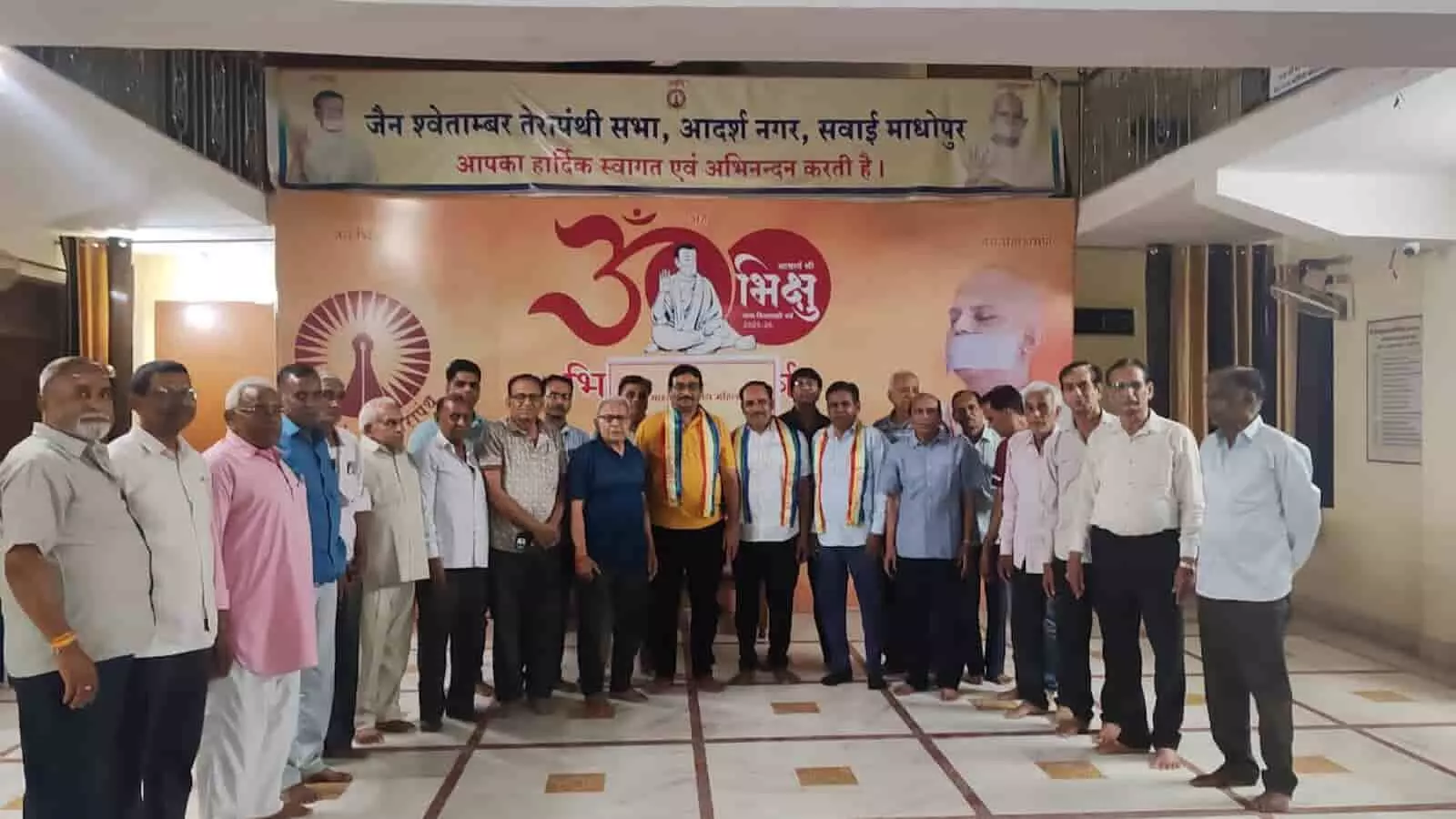सवाई माधोपुर में जैन श्वेतांबर तेरापंथी सभा के नवनिर्वाचित पदाधिकारी और सदस्य बैठक के दौरान मंच पर खड़े हैं। सवाई माधोपुर में जैन श्वेतांबर तेरापंथी सभा के नवनिर्वाचित पदाधिकारी और सदस्य बैठक के दौरान मंच पर खड़े हैं।