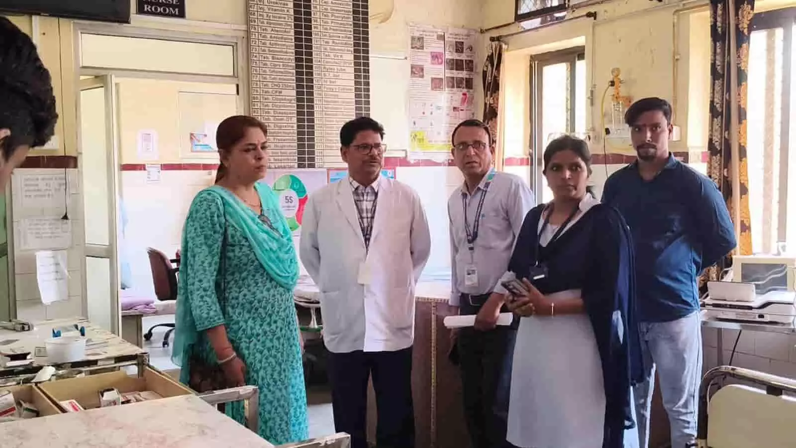 प्रतापगढ़ जिला अस्पताल में व्यवस्थाओं का जायजा लेतीं संभागीय आयुक्त प्रज्ञा केवल रमानी और स्वास्थ्य कर्मी। प्रतापगढ़ जिला अस्पताल में व्यवस्थाओं का जायजा लेतीं संभागीय आयुक्त प्रज्ञा केवल रमानी और स्वास्थ्य कर्मी।