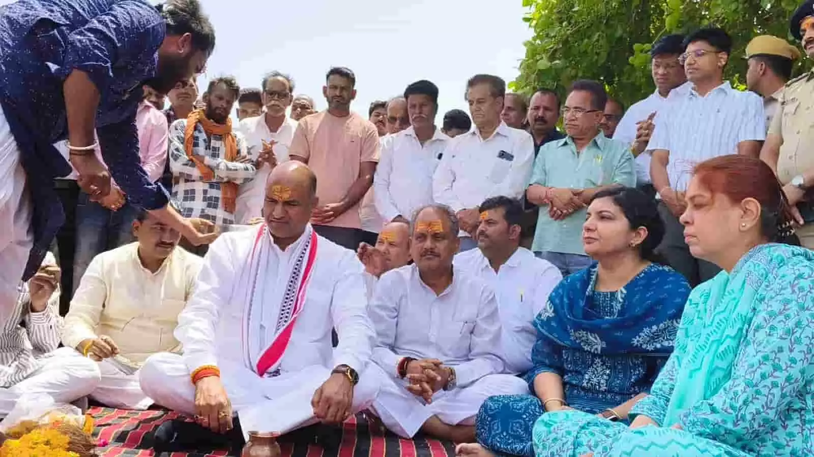 दीपेश्वर महादेव तालाब पर जल संरक्षण अभियान के शुभारंभ कार्यक्रम में बैठे मंत्री हेमंत मीणा, सांसद सीपी जोशी और प्रशासनिक अधिकारी। दीपेश्वर महादेव तालाब पर जल संरक्षण अभियान के शुभारंभ कार्यक्रम में बैठे मंत्री हेमंत मीणा, सांसद सीपी जोशी और प्रशासनिक अधिकारी।