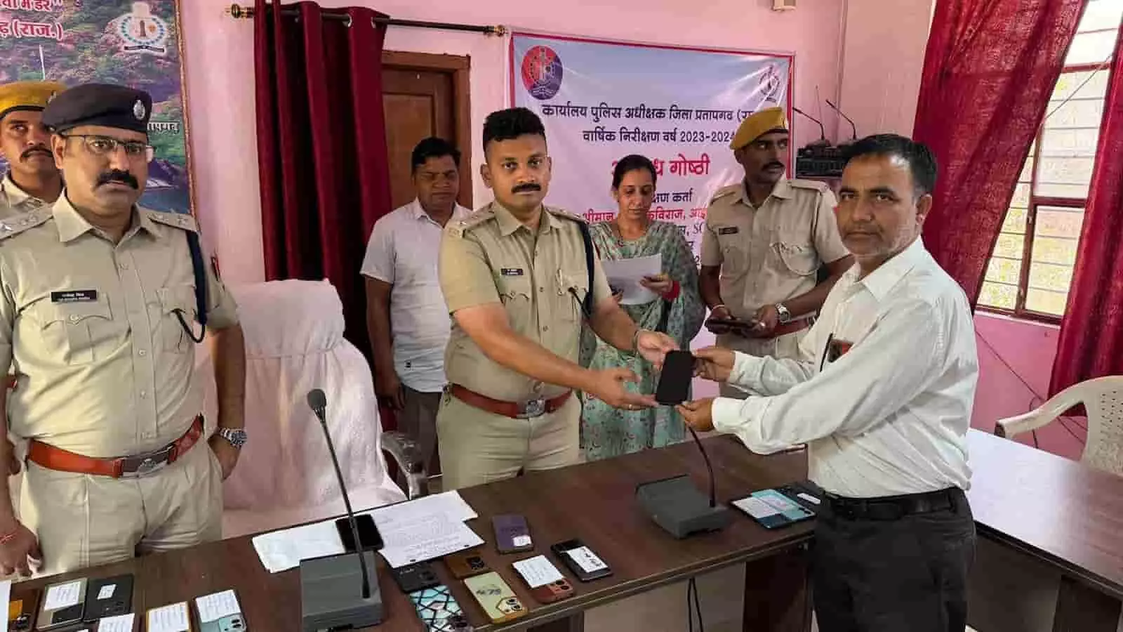 प्रतापगढ़ पुलिस अधीक्षक कार्यालय में पुलिस अधिकारी बरामद किए गए मोबाइल फोन वास्तविक मालिक को सौंपते हुए। प्रतापगढ़ पुलिस अधीक्षक कार्यालय में पुलिस अधिकारी बरामद किए गए मोबाइल फोन वास्तविक मालिक को सौंपते हुए।