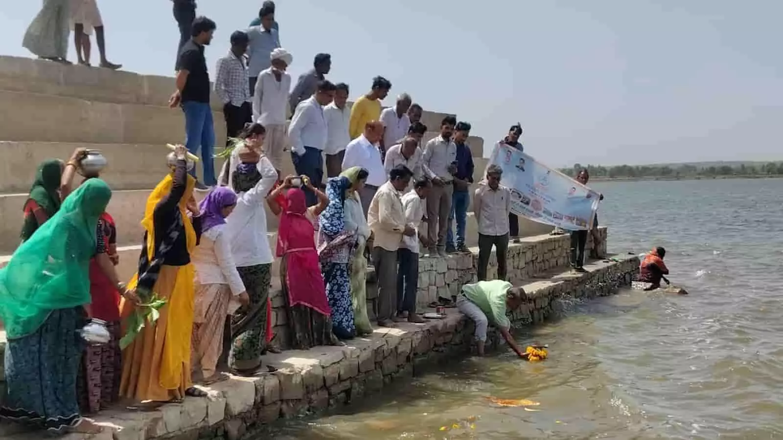 राजगढ़ तालाब के घाट पर वन्दे गंगा जल अभियान के तहत जल पूजन करते अधिकारी और ग्रामीण राजगढ़ तालाब के घाट पर वन्दे गंगा जल अभियान के तहत जल पूजन करते अधिकारी और ग्रामीण