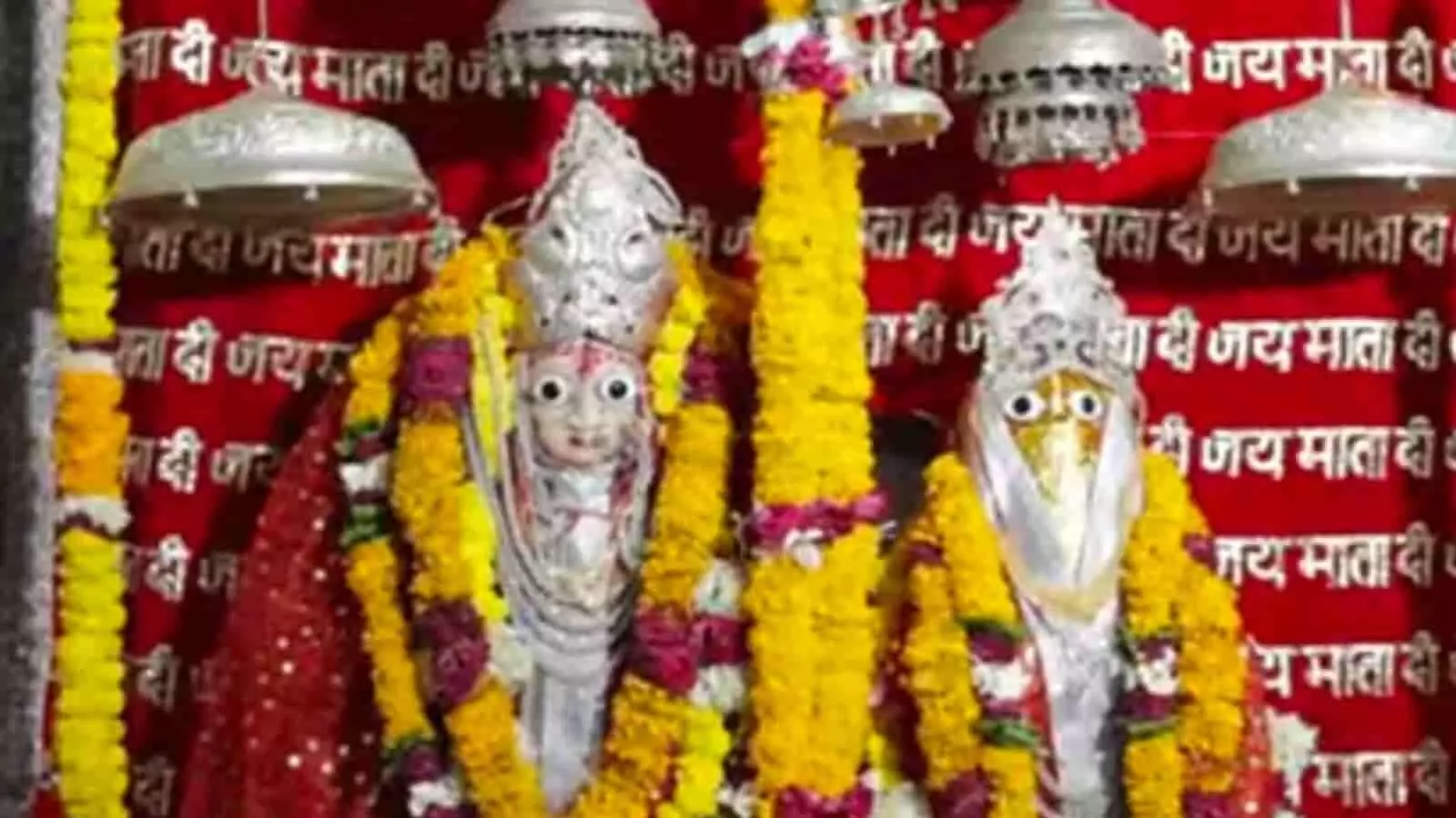 महुड़ा के पिपलाज माताजी मंदिर में स्थापित देवी देवताओं की प्रतिमाएं जिन पर चांदी के मुकुट और पीले फूलों की मालाएं चढ़ी हुई हैं। महुड़ा के पिपलाज माताजी मंदिर में स्थापित देवी देवताओं की प्रतिमाएं जिन पर चांदी के मुकुट और पीले फूलों की मालाएं चढ़ी हुई हैं।