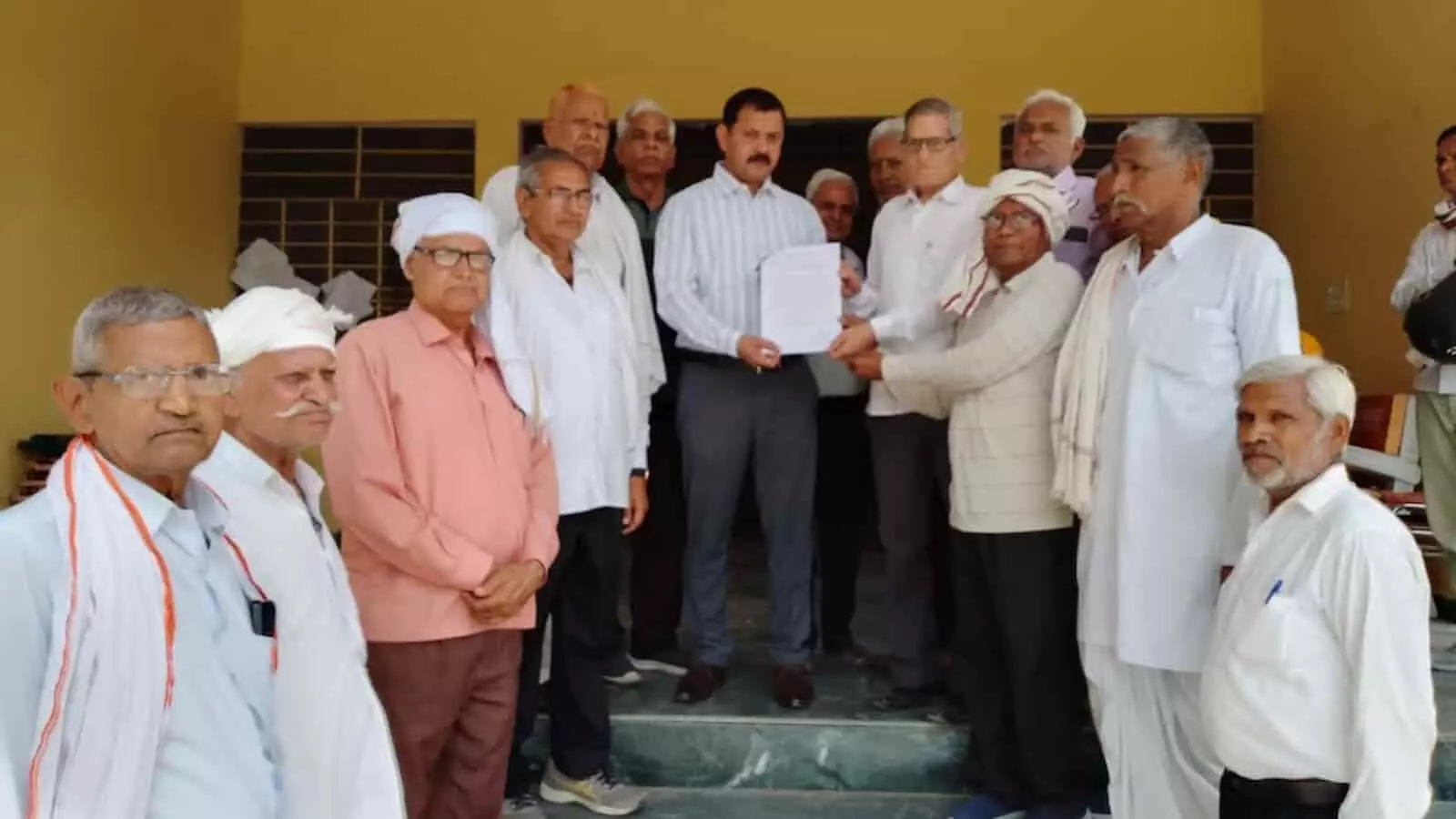 भुसावर उपखण्ड कार्यालय में अधिकारी को ज्ञापन सौंपते राजस्थान पेंशनर्स समाज के सदस्य भुसावर उपखण्ड कार्यालय में अधिकारी को ज्ञापन सौंपते राजस्थान पेंशनर्स समाज के सदस्य