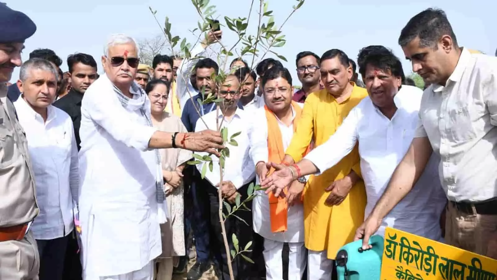 सूरवाल बांध पर वंदे गंगा जल संरक्षण अभियान के शुभारंभ में पौधा लगाते हुए कैबिनेट मंत्री डॉ. किरोड़ी लाल मीणा और अन्य लोग। सूरवाल बांध पर वंदे गंगा जल संरक्षण अभियान के शुभारंभ में पौधा लगाते हुए कैबिनेट मंत्री डॉ. किरोड़ी लाल मीणा और अन्य लोग।