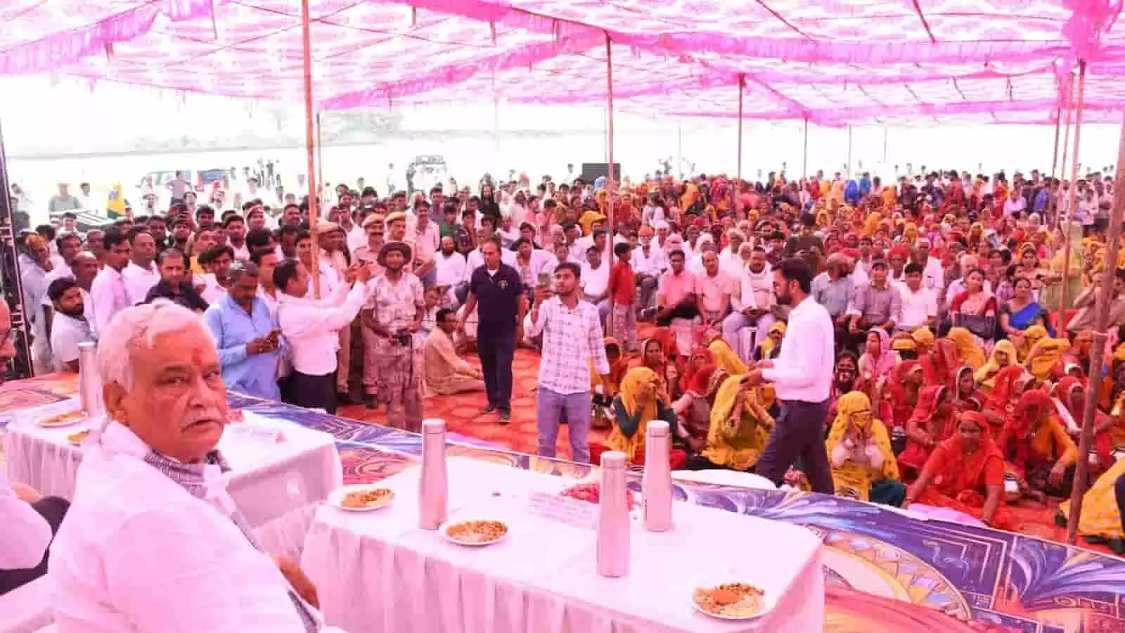 सूरवाल बांध पर आयोजित जल संरक्षण कार्यक्रम के मंच पर बैठे मंत्री किरोड़ी लाल मीणा और सामने उपस्थित जनसमूह। सूरवाल बांध पर आयोजित जल संरक्षण कार्यक्रम के मंच पर बैठे मंत्री किरोड़ी लाल मीणा और सामने उपस्थित जनसमूह।