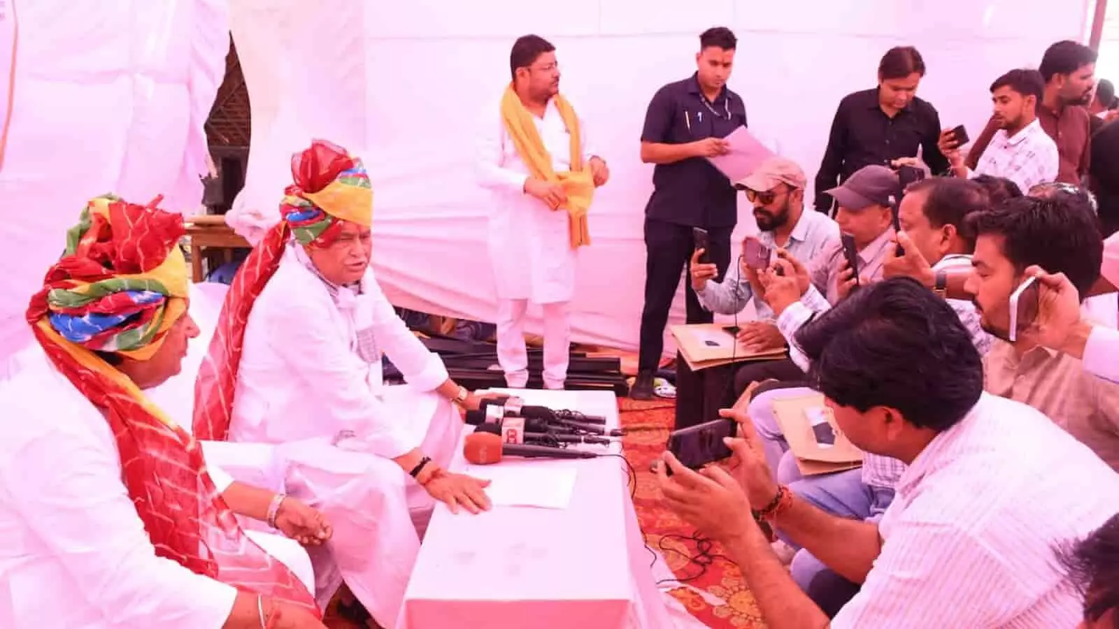 समीक्षा बैठक के दौरान मेज पर माइक के सामने बैठे अधिकारी और जन प्रतिनिधि समीक्षा बैठक के दौरान मेज पर माइक के सामने बैठे अधिकारी और जन प्रतिनिधि