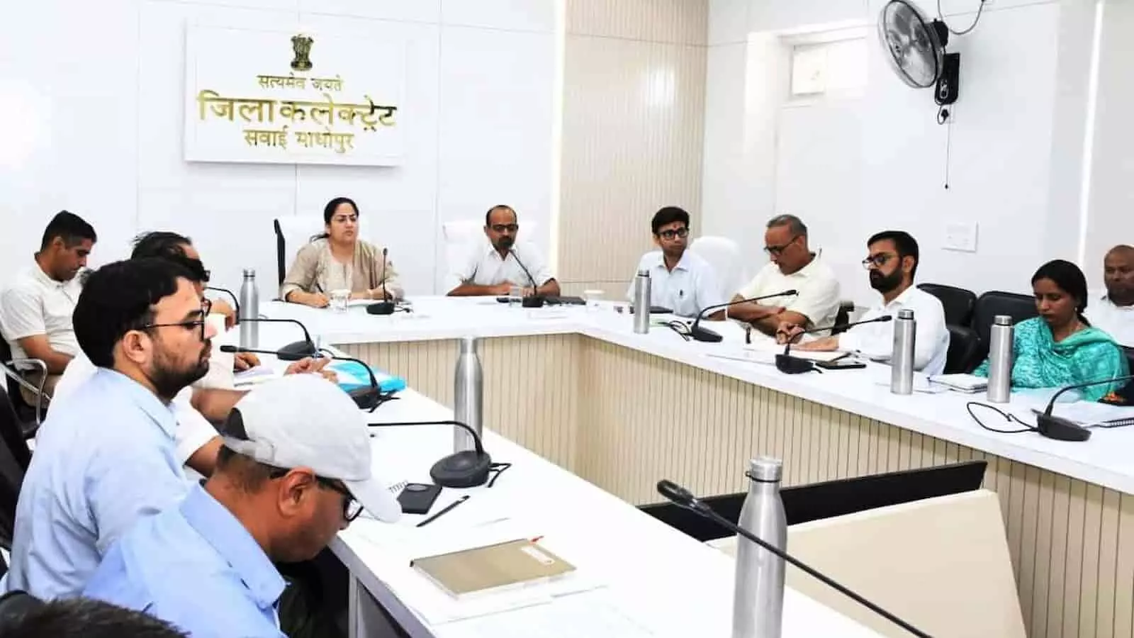 सवाई माधोपुर जिला कलेक्ट्री सभागार में बैठक करते प्रशासनिक अधिकारी और सहायक औषधि नियंत्रक सवाई माधोपुर जिला कलेक्ट्री सभागार में बैठक करते प्रशासनिक अधिकारी और सहायक औषधि नियंत्रक