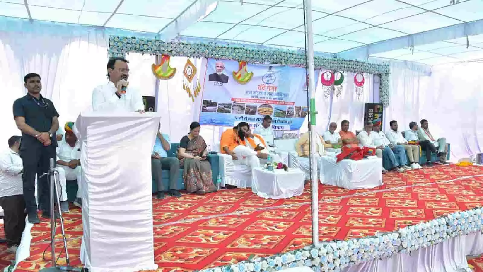 भीलवाड़ा के त्रिवेणी संगम पर आयोजित जल संरक्षण कार्यक्रम के मंच पर भाषण देते उपमुख्यमंत्री प्रेमचंद बैरवा भीलवाड़ा के त्रिवेणी संगम पर आयोजित जल संरक्षण कार्यक्रम के मंच पर भाषण देते उपमुख्यमंत्री प्रेमचंद बैरवा