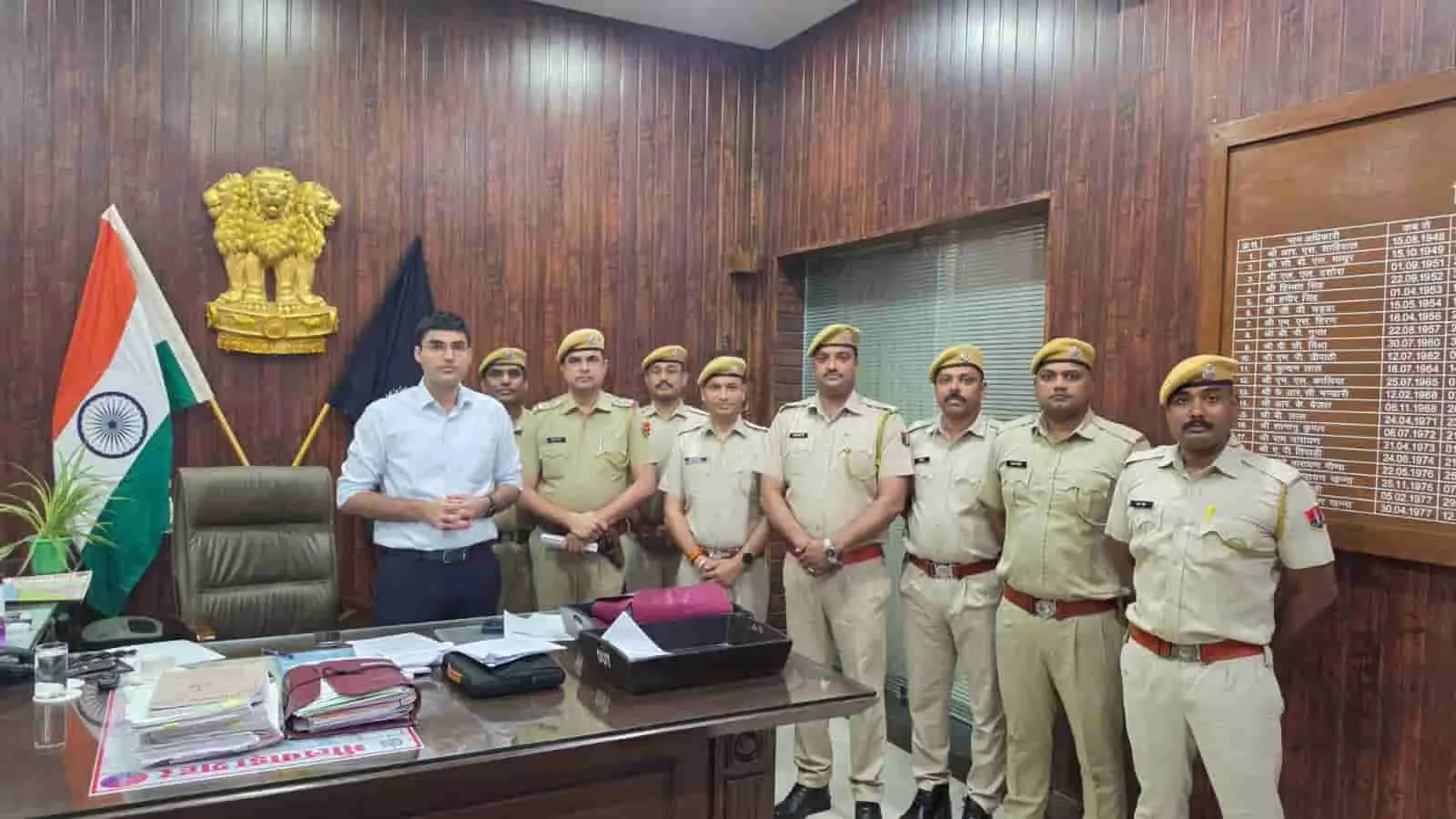 एसपी कार्यालय भीलवाड़ा में खड़े पुलिस अधीक्षक सागर राणा और अन्य पुलिसकर्मी मंदिर चोरी मामले के खुलासे के संदर्भ में एसपी कार्यालय भीलवाड़ा में खड़े पुलिस अधीक्षक सागर राणा और अन्य पुलिसकर्मी मंदिर चोरी मामले के खुलासे के संदर्भ में