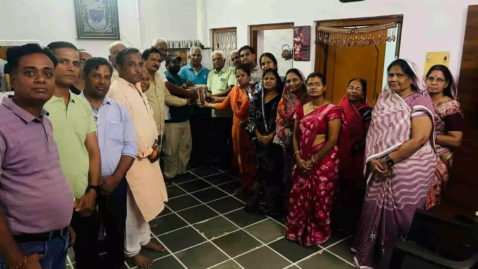 भीलवाड़ा में डीडवानिया परिवार और भारत विकास परिषद के सदस्य कमरे में नेत्रदान प्रक्रिया के बाद खड़े हैं। भीलवाड़ा में डीडवानिया परिवार और भारत विकास परिषद के सदस्य कमरे में नेत्रदान प्रक्रिया के बाद खड़े हैं।