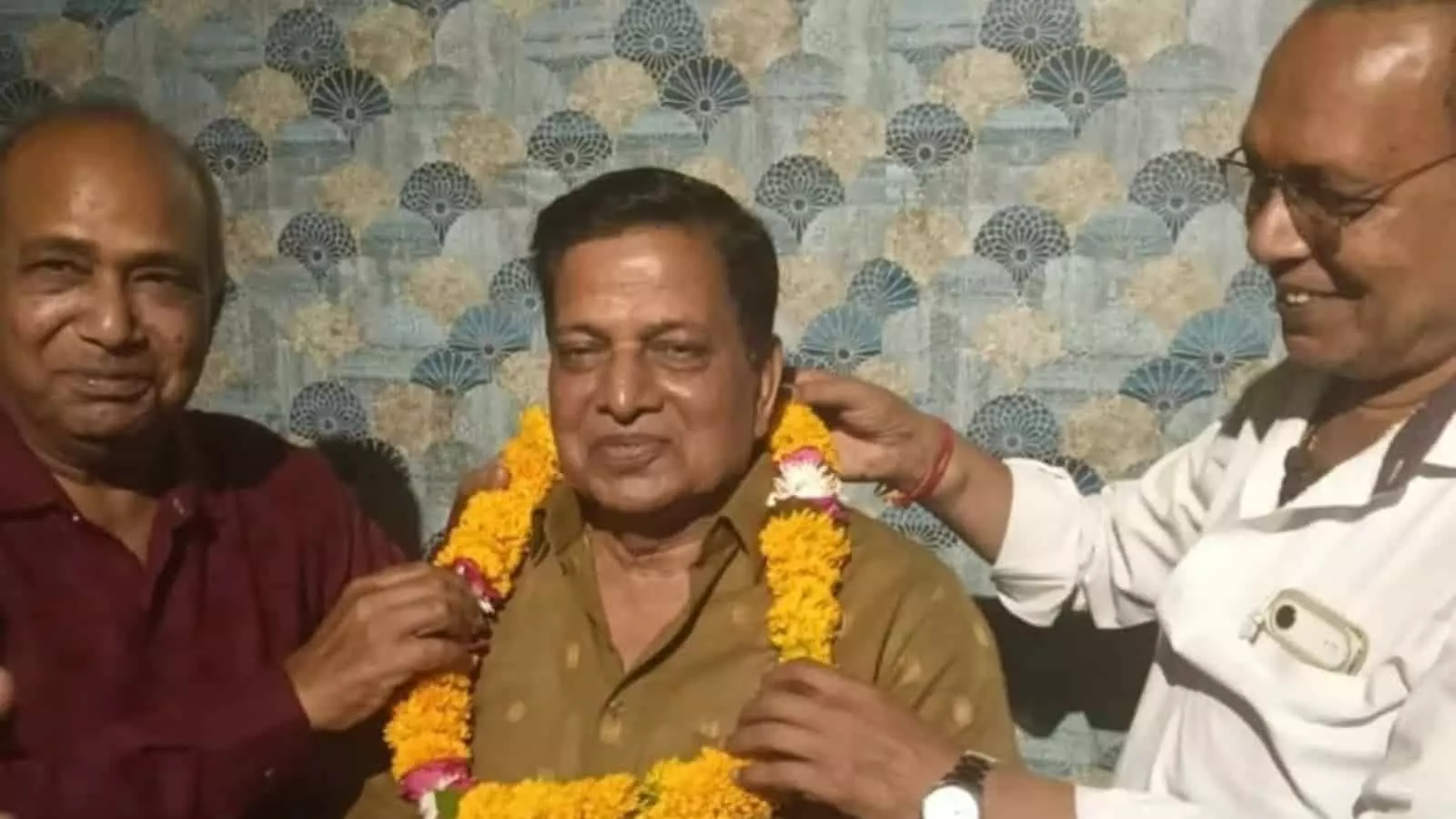 बारां में स्वागत समारोह के दौरान गले में गेंदे के फूलों की माला पहने खड़े नवनियुक्त अध्यक्ष महेंद्र गोयल।