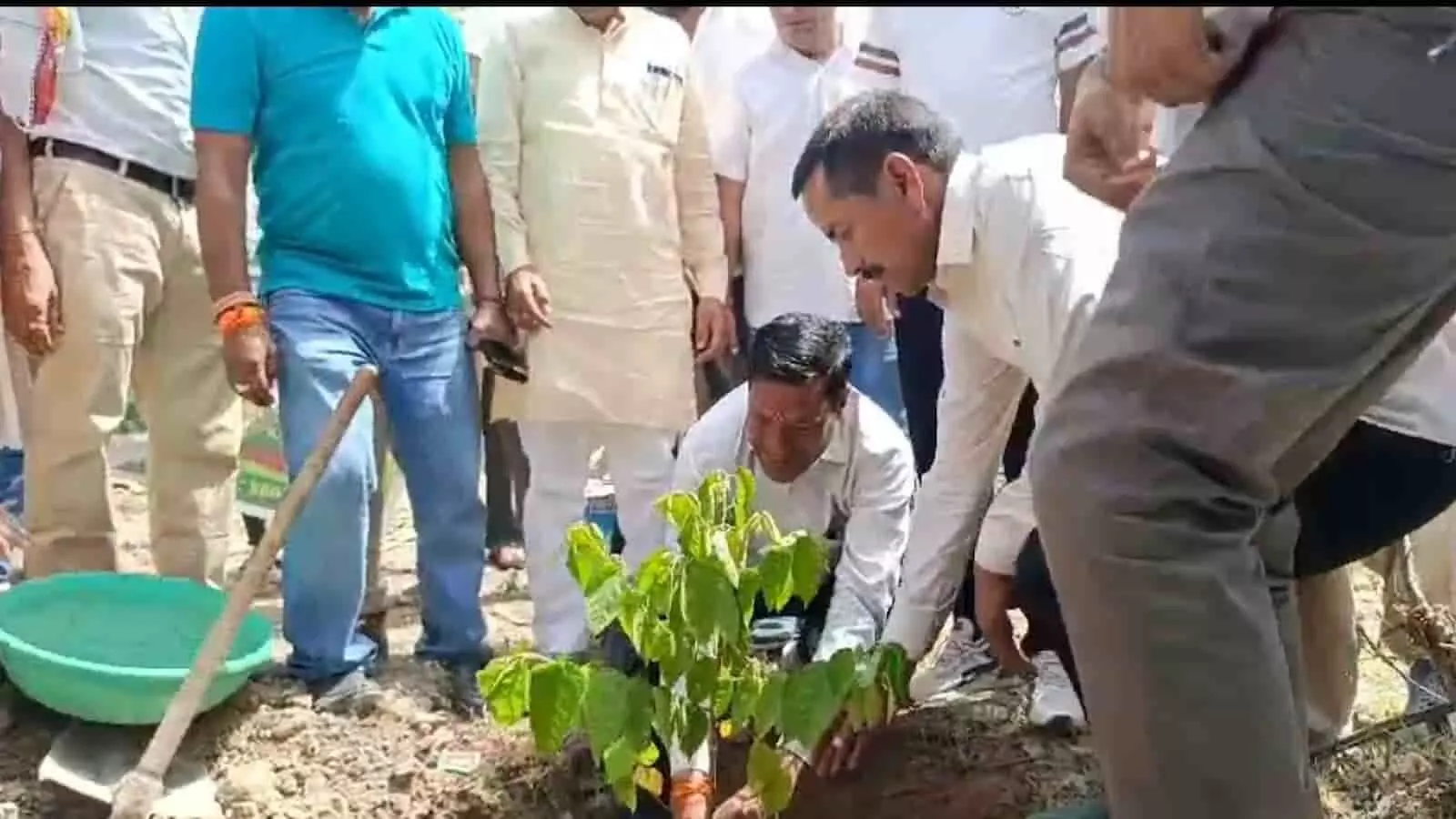 बारां के मनिहारा तालाब परिसर में पौधा लगाते हुए प्रशासनिक अधिकारी और जनप्रतिनिधि।