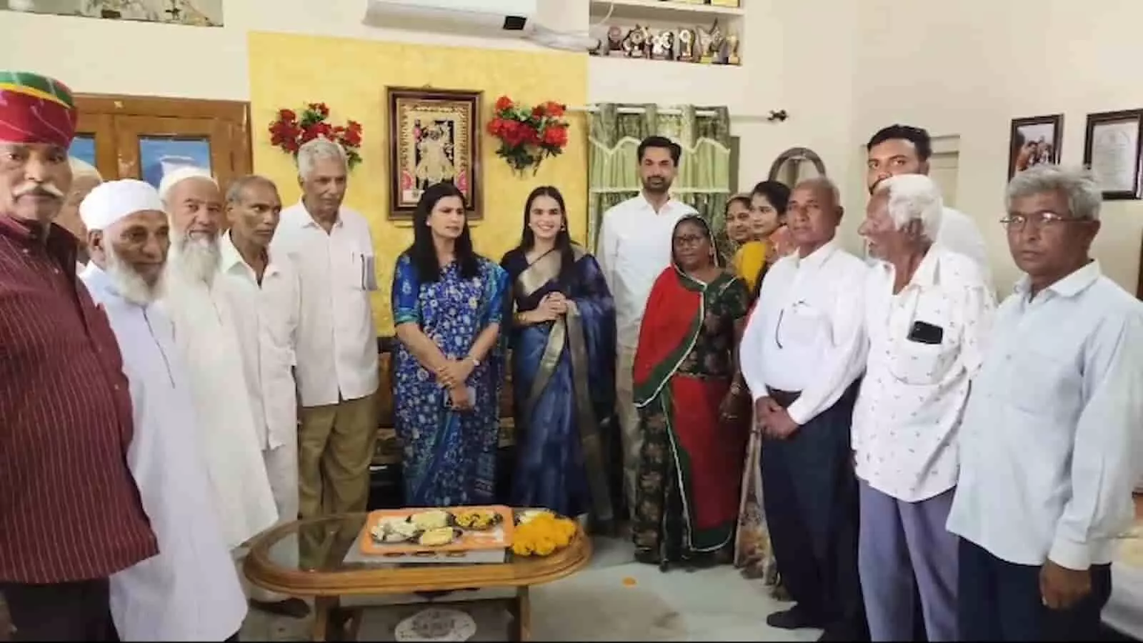 बर ग्राम में महिला कांग्रेस नेताओं के स्वागत समारोह के दौरान उपस्थित कार्यकर्ता। बर ग्राम में महिला कांग्रेस नेताओं के स्वागत समारोह के दौरान उपस्थित कार्यकर्ता।
