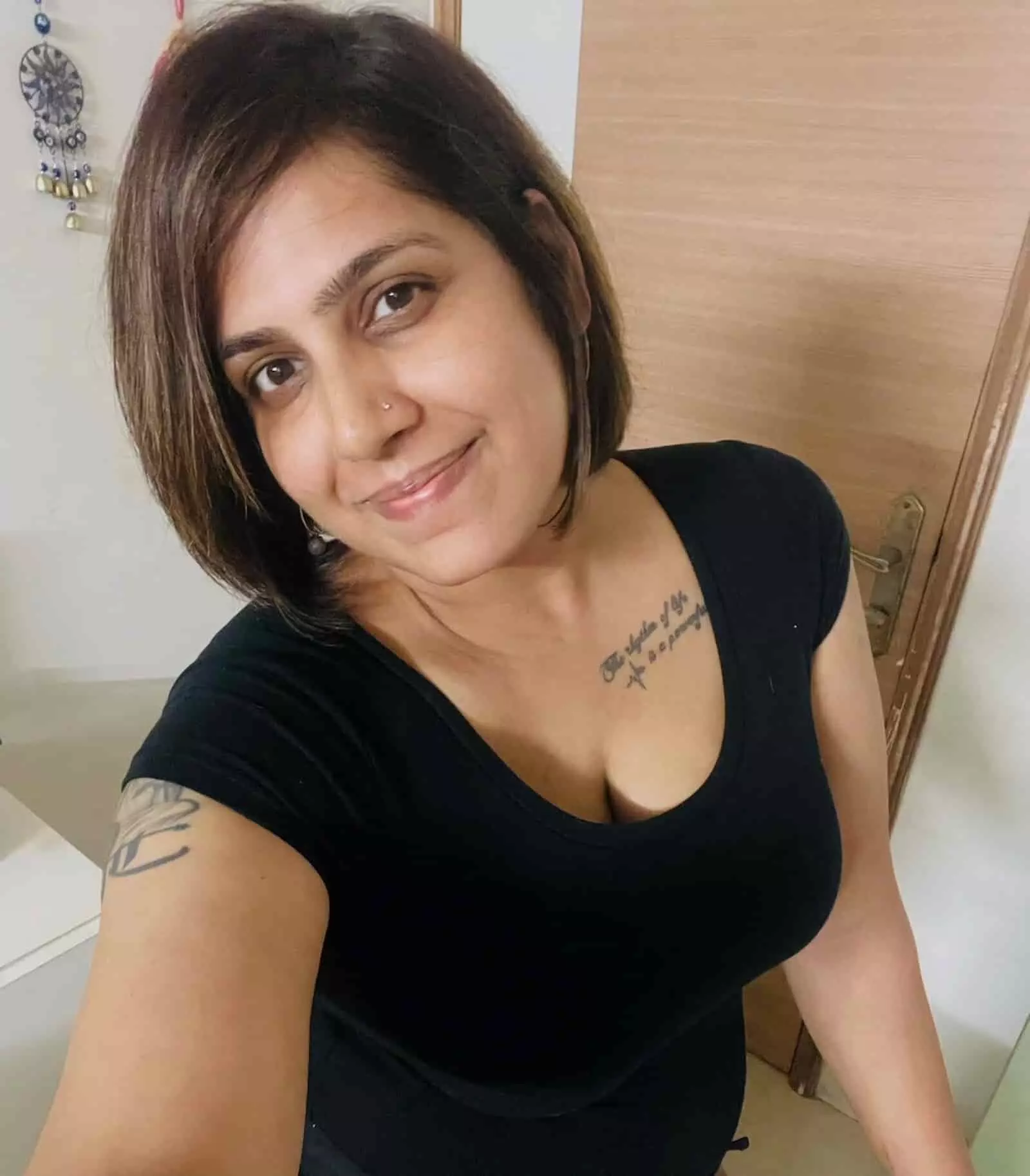 फिल्ममेकर लक्ष्मी आर. अय्यर रियलिटी शो में रिश्तों की चर्चा पर अपनी राय दे रही हैं। फिल्ममेकर लक्ष्मी आर. अय्यर रियलिटी शो में रिश्तों की चर्चा पर अपनी राय दे रही हैं।
