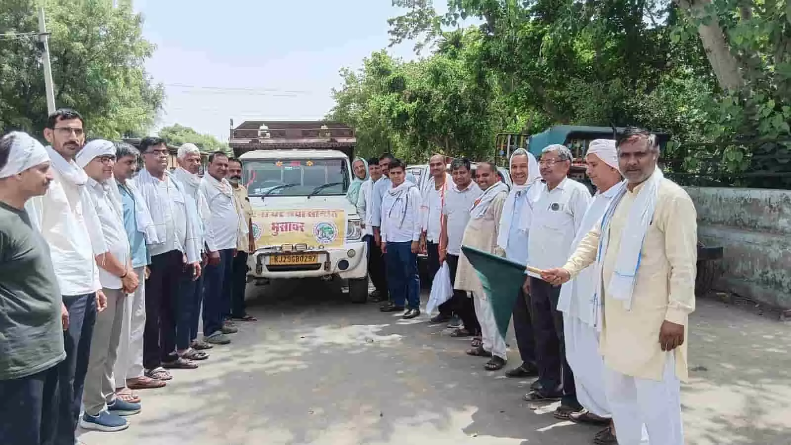 भुसावर अनाज मंडी में गाड़ी को हरी झंडी दिखाते समिति सदस्य और अनाज से लदा हुआ वाहन। भुसावर अनाज मंडी में गाड़ी को हरी झंडी दिखाते समिति सदस्य और अनाज से लदा हुआ वाहन।