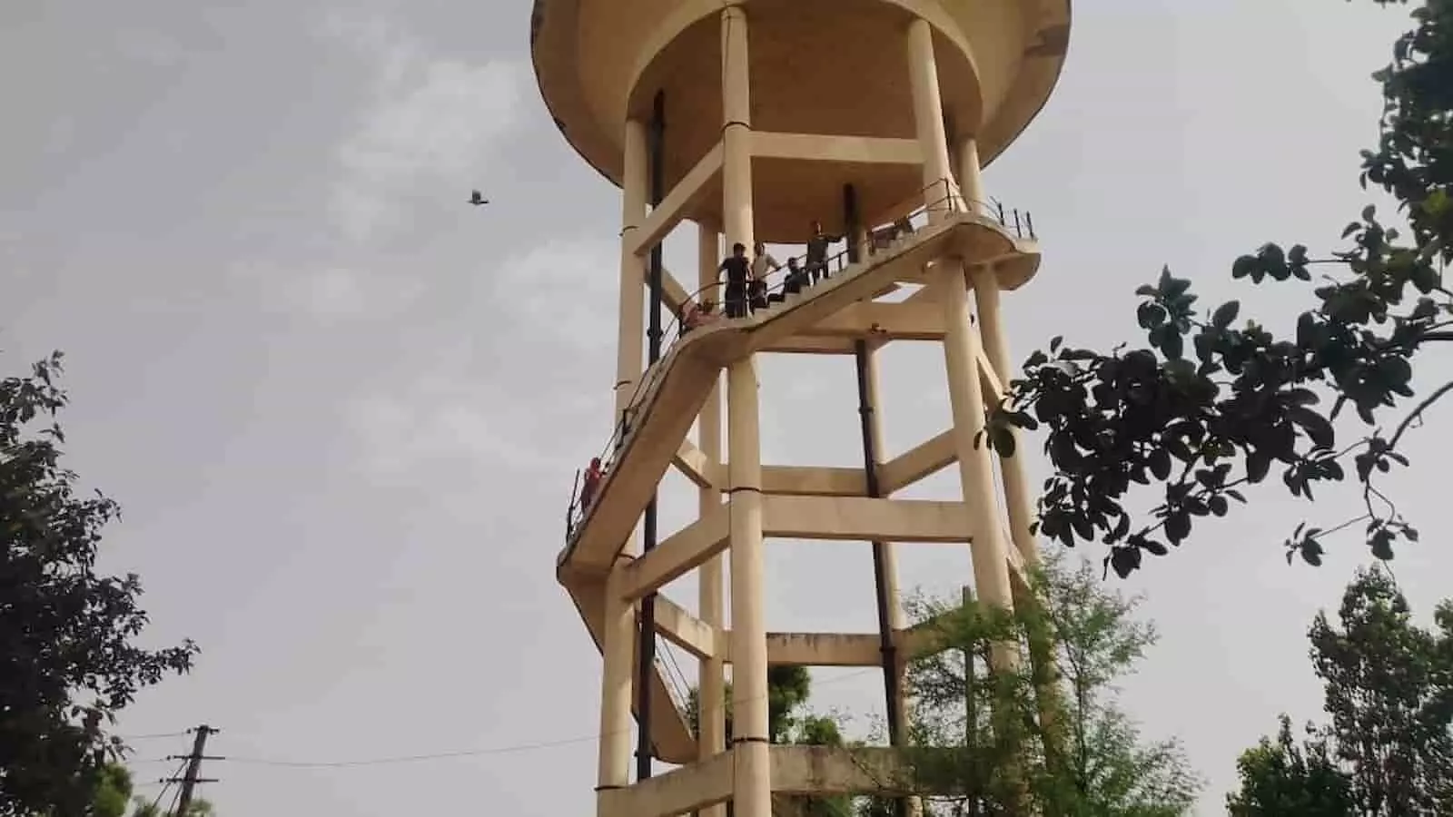 भुसावर में नयागांव रोड स्थित पानी की टंकी पर चढ़कर प्रदर्शन करते स्थानीय लोग। भुसावर में नयागांव रोड स्थित पानी की टंकी पर चढ़कर प्रदर्शन करते स्थानीय लोग।