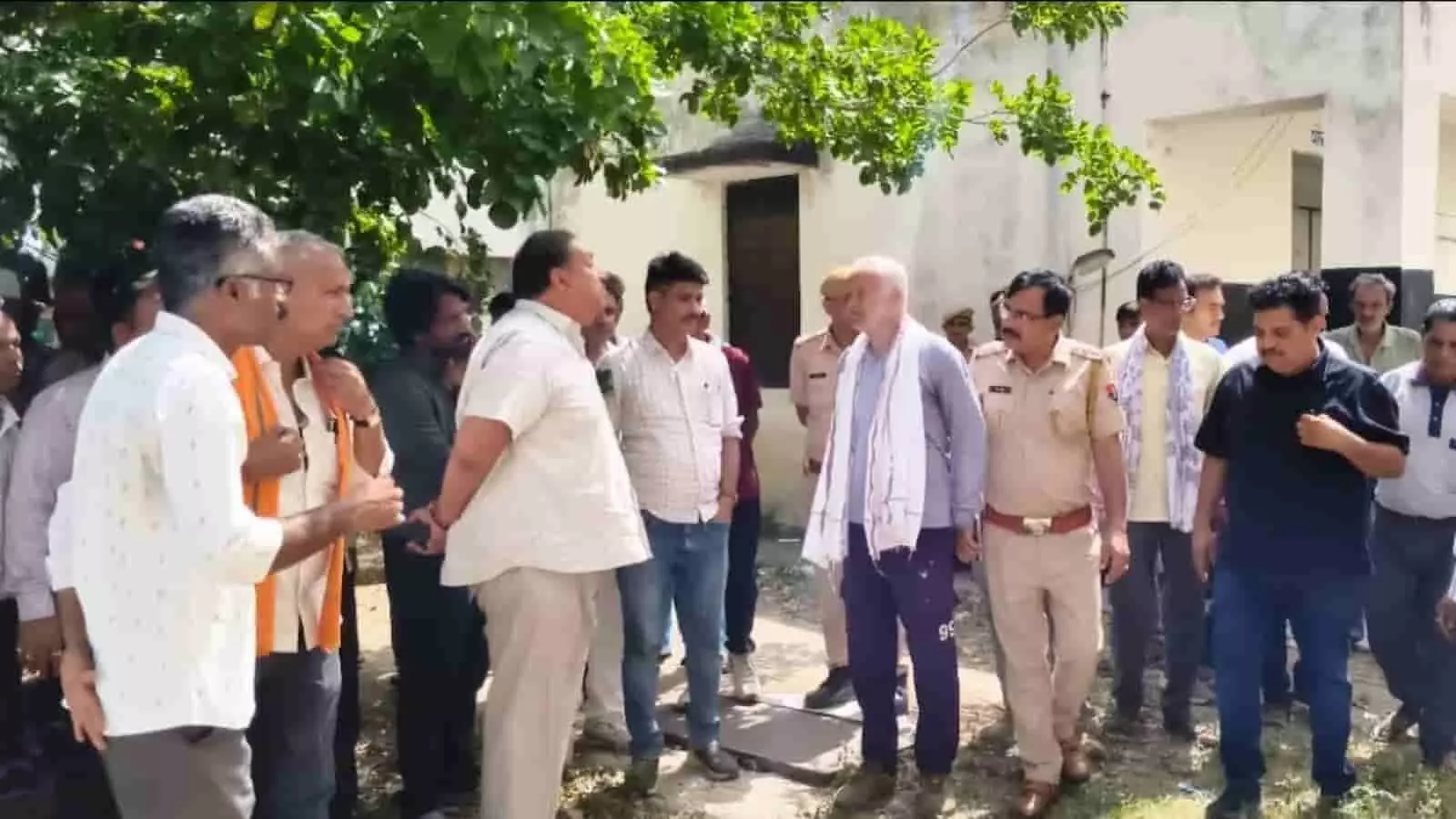 आमेट अस्पताल परिसर के बाहर बातचीत करते प्रशासनिक अधिकारी, पुलिसकर्मी और स्थानीय जनप्रतिनिधि। आमेट अस्पताल परिसर के बाहर बातचीत करते प्रशासनिक अधिकारी, पुलिसकर्मी और स्थानीय जनप्रतिनिधि।
