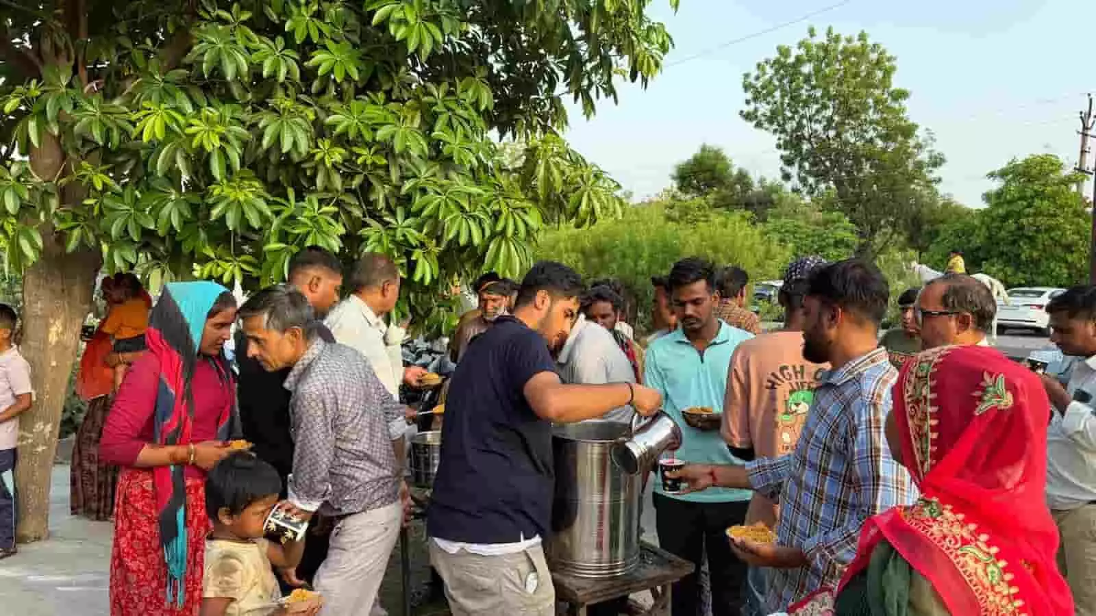 भीलवाड़ा में प्रेम प्रकाश आश्रम के बाहर सेवादार श्रद्धालुओं और राहगीरों को प्रसाद वितरित करते हुए। भीलवाड़ा में प्रेम प्रकाश आश्रम के बाहर सेवादार श्रद्धालुओं और राहगीरों को प्रसाद वितरित करते हुए।