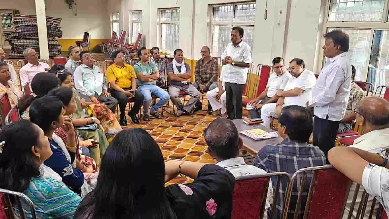 कोटा के टीलेश्वर भवन में बैठक के दौरान उपस्थित अखिल भारतीय अग्रवाल सेवा उत्थान समिति के पदाधिकारी। कोटा के टीलेश्वर भवन में बैठक के दौरान उपस्थित अखिल भारतीय अग्रवाल सेवा उत्थान समिति के पदाधिकारी।