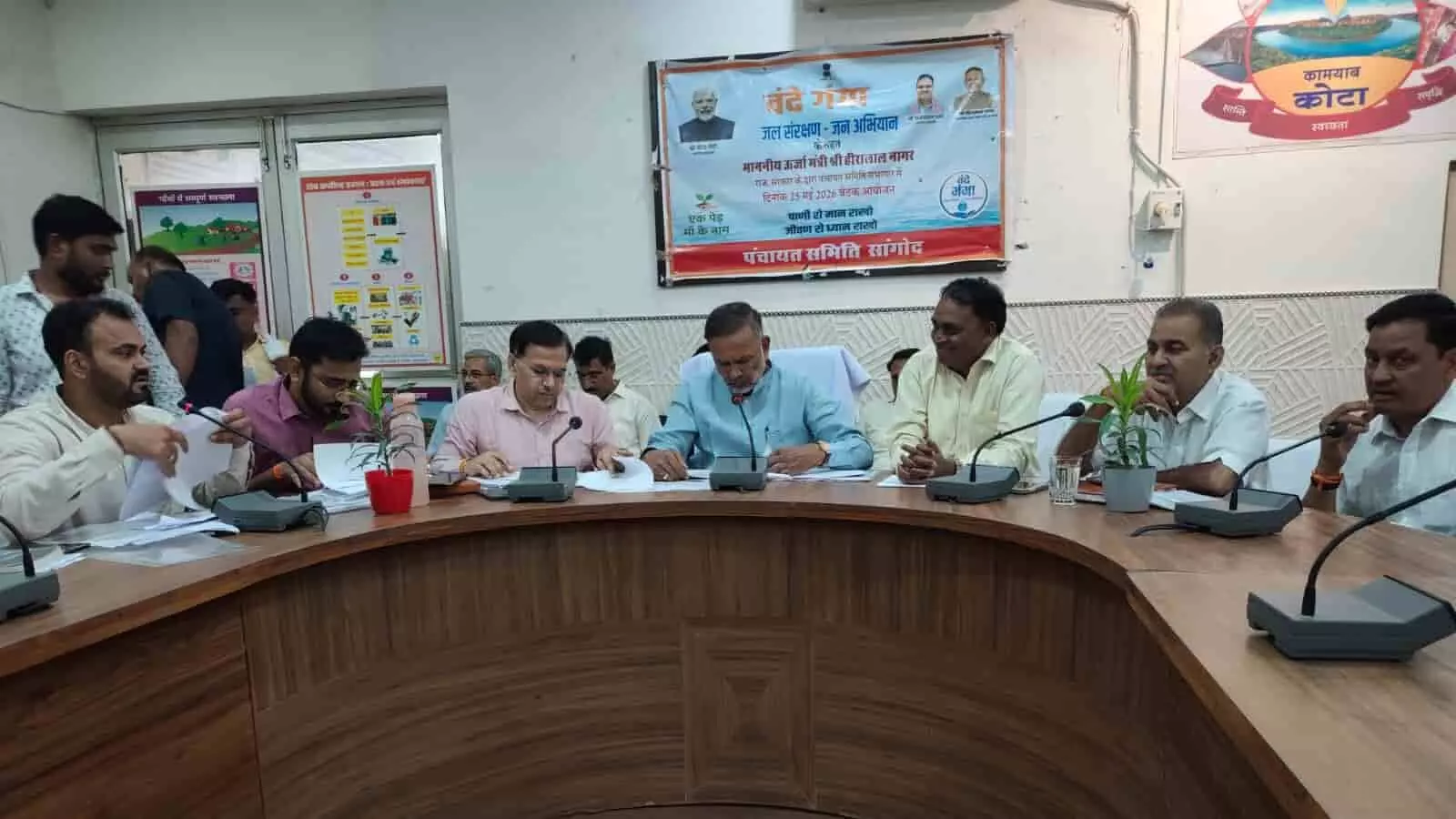 सांगोद पंचायत समिति सभागार में अधिकारियों के साथ समीक्षा बैठक करते हुए ऊर्जा मंत्री हीरालाल नागर। सांगोद पंचायत समिति सभागार में अधिकारियों के साथ समीक्षा बैठक करते हुए ऊर्जा मंत्री हीरालाल नागर।