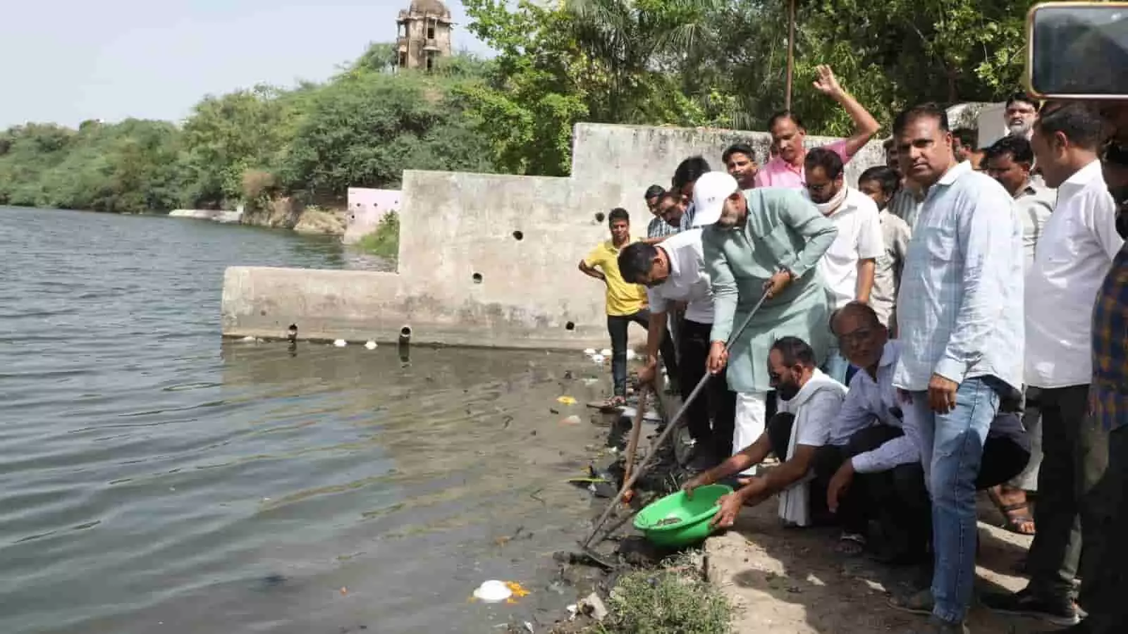 सांगोद के पीपली घाट पर जल संरक्षण अभियान के तहत नदी किनारे से कचरा साफ करते ऊर्जा मंत्री हीरालाल नागर। सांगोद के पीपली घाट पर जल संरक्षण अभियान के तहत नदी किनारे से कचरा साफ करते ऊर्जा मंत्री हीरालाल नागर।