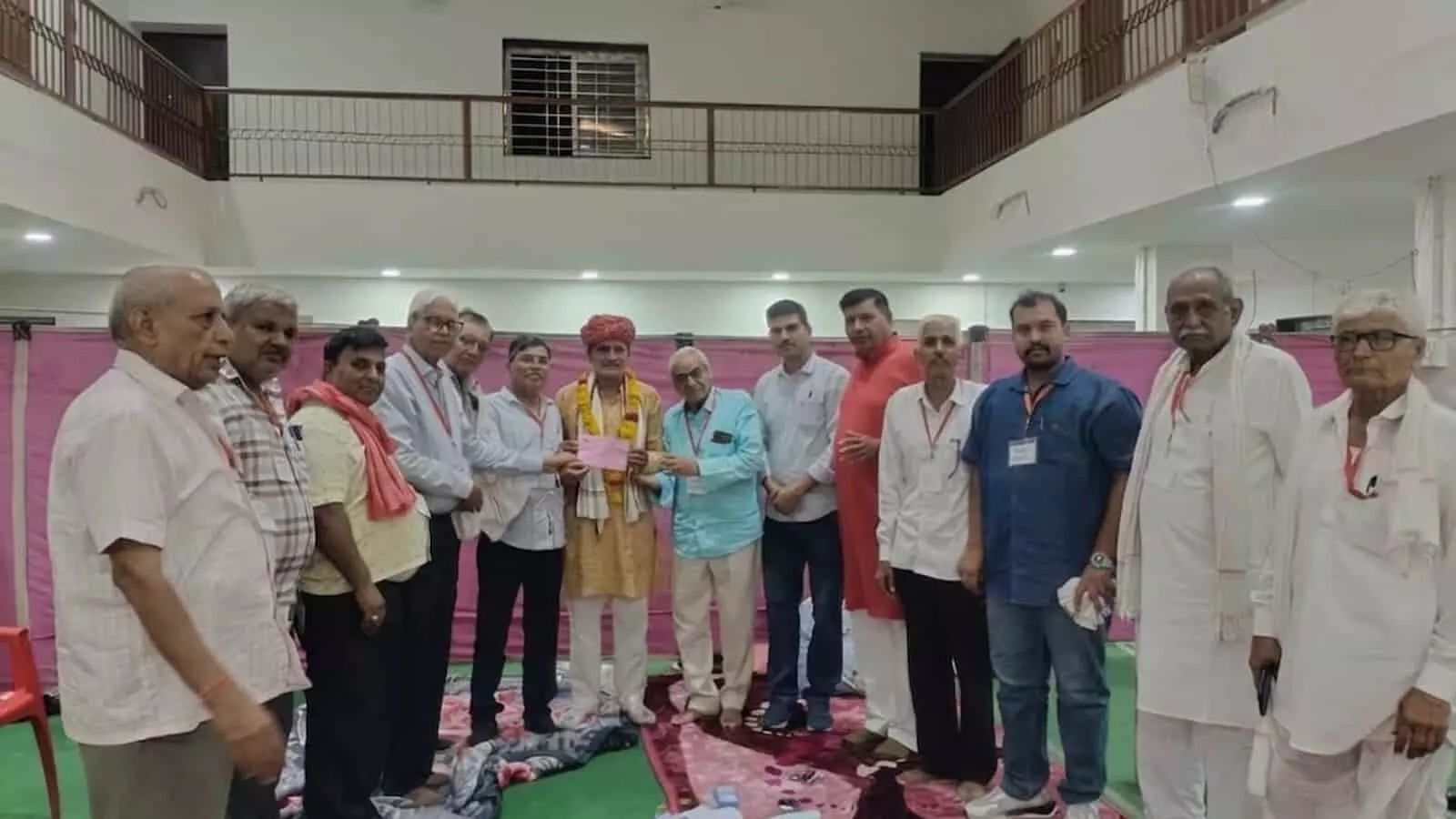 कोटा के महर्षि परशुराम छात्रावास में खाण्डल विप्र महासभा चुनाव जीतने पर जनक कुमार जोशी को प्रमाण पत्र देते चुनाव अधिकारी। कोटा के महर्षि परशुराम छात्रावास में खाण्डल विप्र महासभा चुनाव जीतने पर जनक कुमार जोशी को प्रमाण पत्र देते चुनाव अधिकारी।