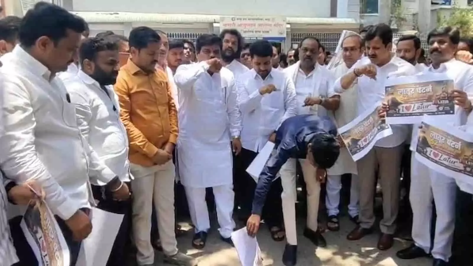 लातूर में उद्योग भवन के सामने प्रशासनिक आदेश की प्रतियां जलाकर विरोध प्रदर्शन करते लोग। लातूर में उद्योग भवन के सामने प्रशासनिक आदेश की प्रतियां जलाकर विरोध प्रदर्शन करते लोग।