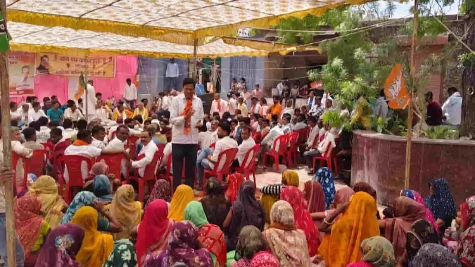 बारां के चरडाना गांव में जनसंवाद कार्यक्रम के दौरान उपस्थित ग्रामीणों को संबोधित करते विधायक राधेश्याम बैरवा।