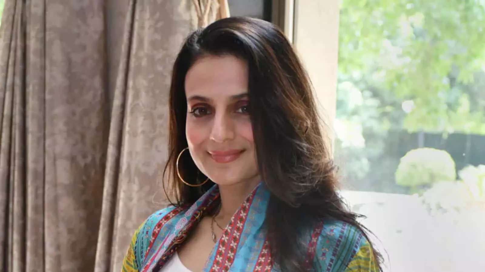 अमीषा पटेल फुकेत में कहो ना प्यार है फिल्म की शूटिंग के दौरान बैठी हुई हैं। अमीषा पटेल फुकेत में कहो ना प्यार है फिल्म की शूटिंग के दौरान बैठी हुई हैं।