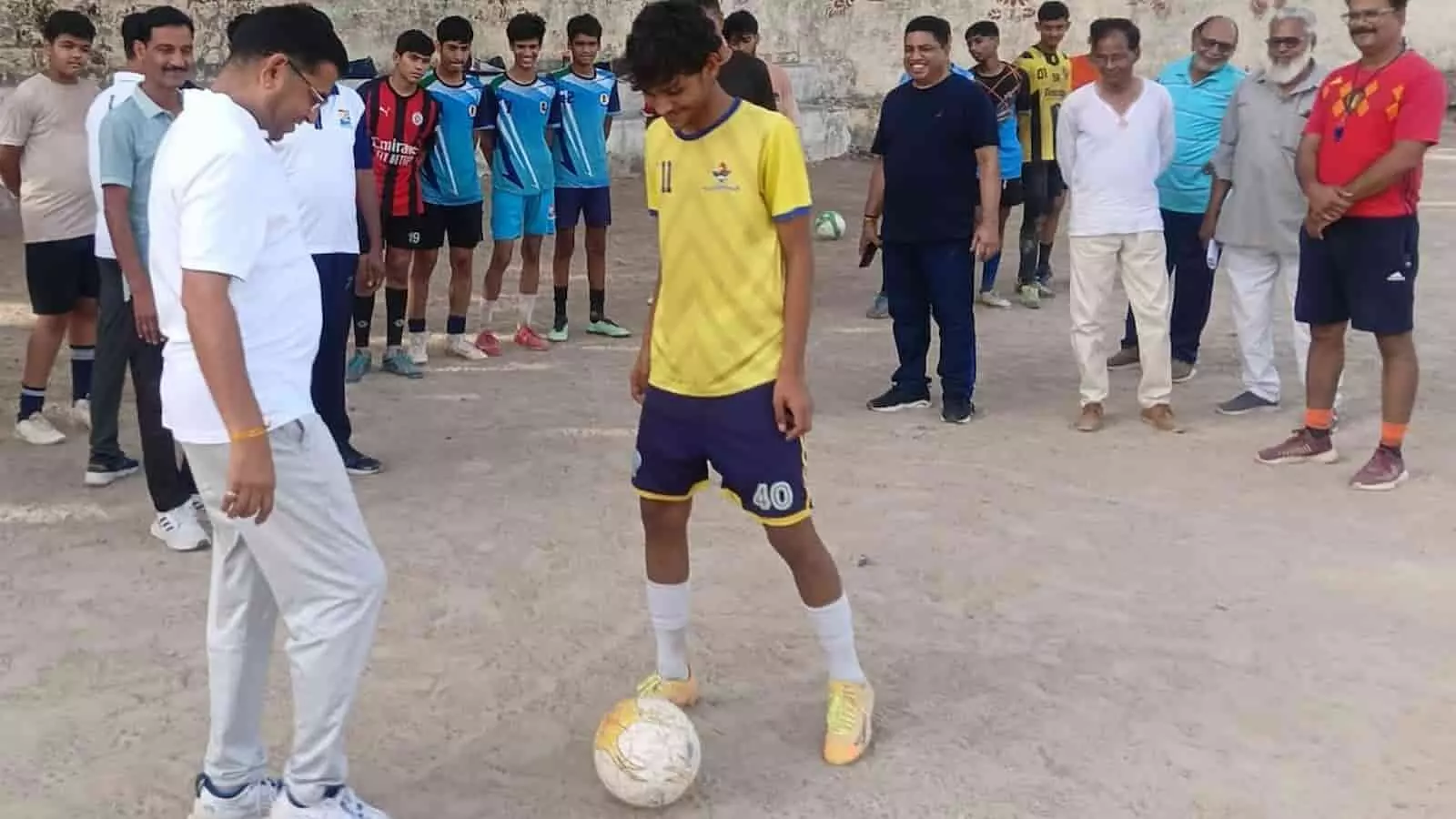 बारां के श्रीराम स्टेडियम में फुटबॉल प्रशिक्षण शिविर के दौरान मैदान पर गेंद के साथ मौजूद खिलाड़ी और जिला कलक्टर।