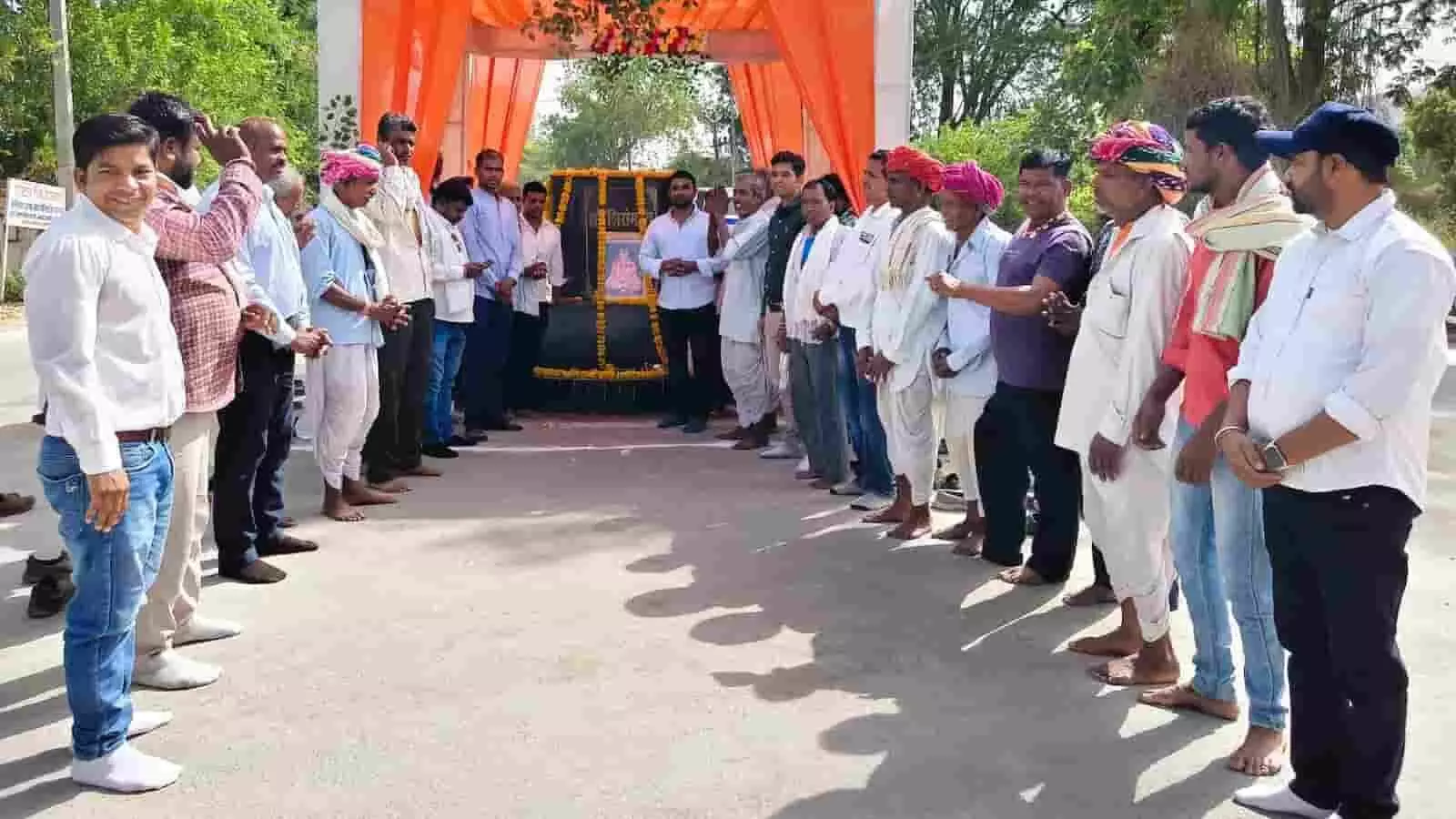 संत भीमा भोई सर्कल पर उनकी जयंती पर पुष्पांजलि अर्पित करने के लिए कतार में खड़े समाजजन और युवा कार्यकर्ता। संत भीमा भोई सर्कल पर उनकी जयंती पर पुष्पांजलि अर्पित करने के लिए कतार में खड़े समाजजन और युवा कार्यकर्ता।