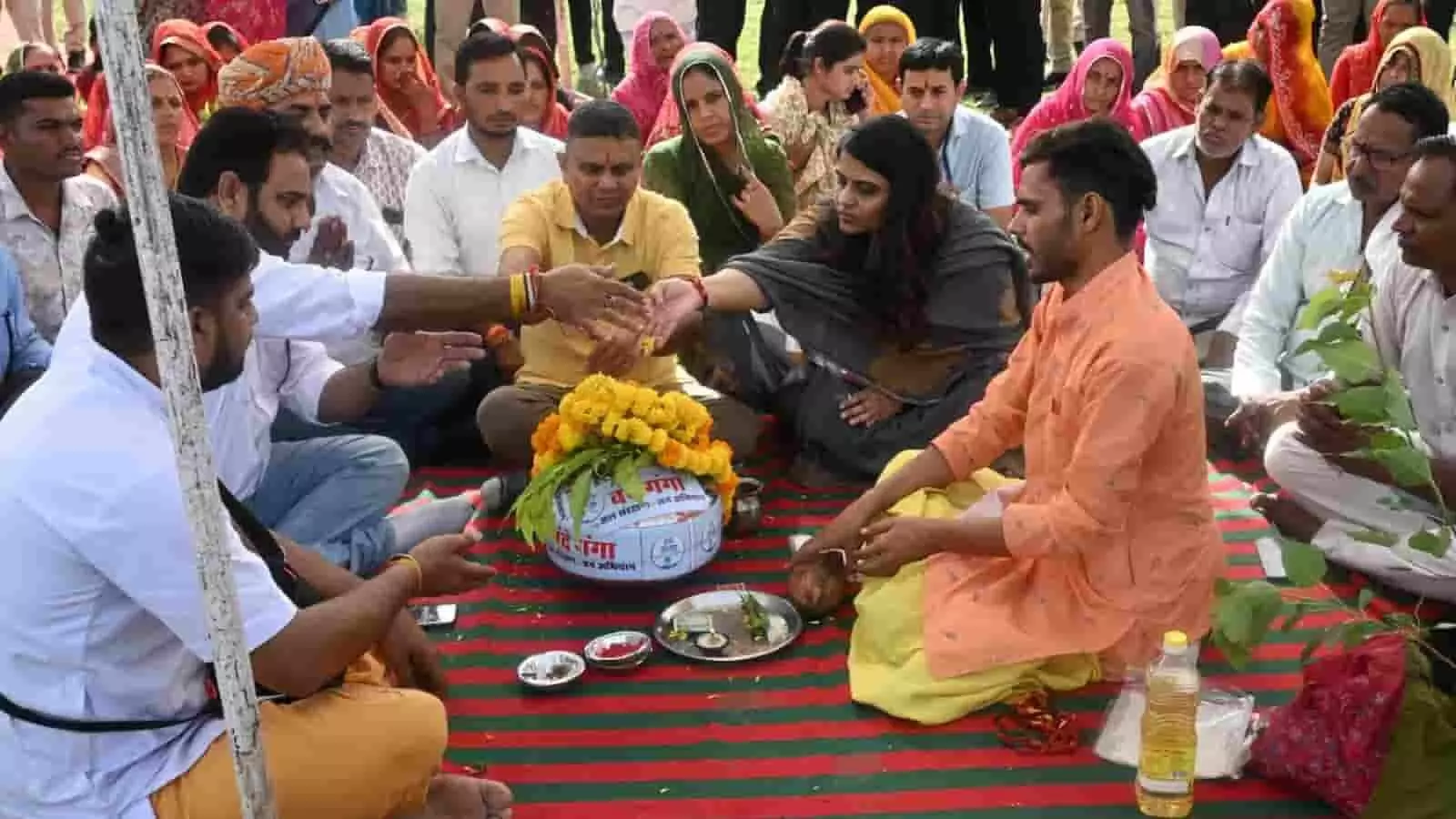 भूपालसागर बांध पर वंदे गंगा जल संरक्षण अभियान के दौरान पूजा करते हुए अतिथि और अधिकारी। भूपालसागर बांध पर वंदे गंगा जल संरक्षण अभियान के दौरान पूजा करते हुए अतिथि और अधिकारी।