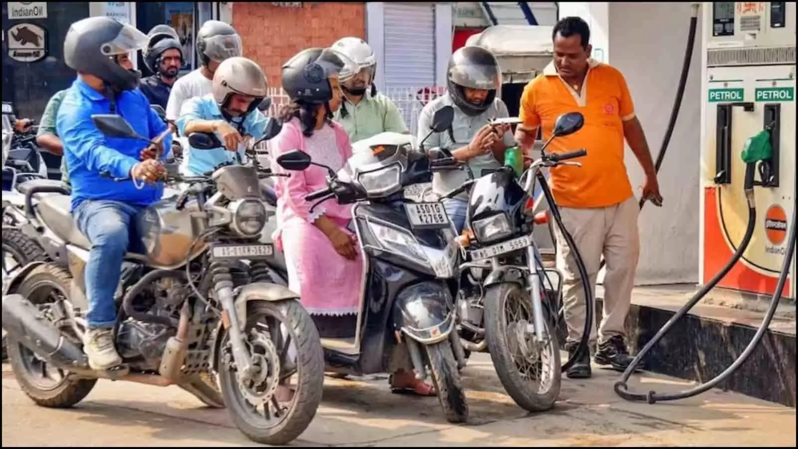 एक पेट्रोल पंप पर मोटरसाइकिल और स्कूटर में ईंधन भरवाने के लिए इंतजार करते हुए उपभोक्ता।