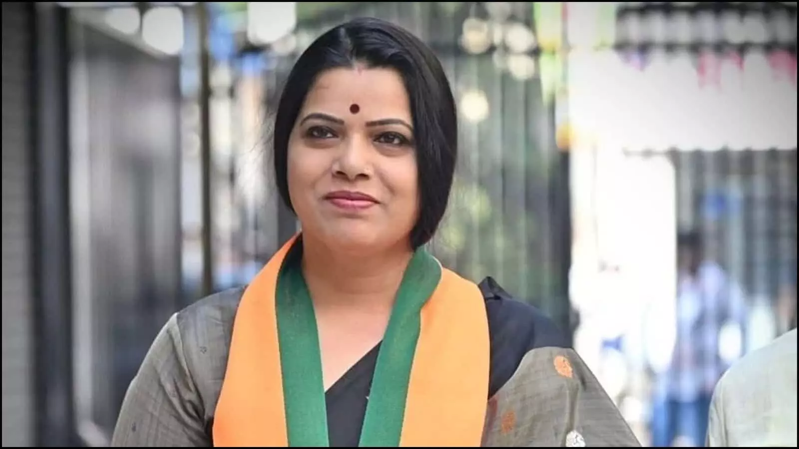 गले में भगवा और हरे रंग का पटका पहने हुए मुंबई की बीएमसी मेयर रितु तावड़े। गले में भगवा और हरे रंग का पटका पहने हुए मुंबई की बीएमसी मेयर रितु तावड़े।