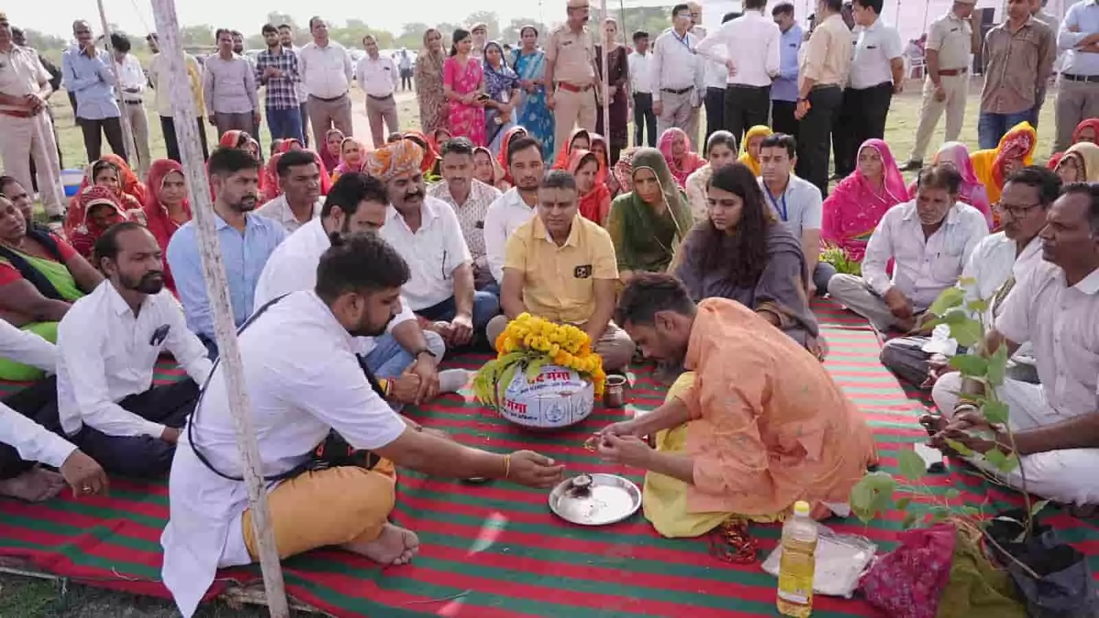 भूपालसागर बांध पर मां वन्दे गंगा जल संरक्षण अभियान के तहत पूजा करते प्रशासनिक अधिकारी और जनप्रतिनिधि। भूपालसागर बांध पर मां वन्दे गंगा जल संरक्षण अभियान के तहत पूजा करते प्रशासनिक अधिकारी और जनप्रतिनिधि।