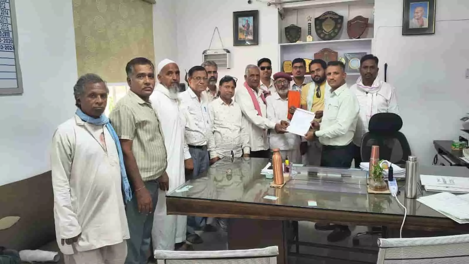 केलवा के ग्रामीण मूलभूत सुविधाओं के लिए राजसमंद प्रशासन को ज्ञापन सौंपते हुए। केलवा के ग्रामीण मूलभूत सुविधाओं के लिए राजसमंद प्रशासन को ज्ञापन सौंपते हुए।