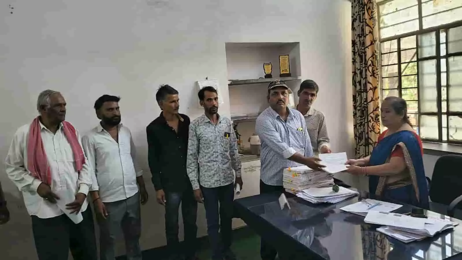 ग्रामीण राजसमंद जिला प्रशासन को पंचायत निविदाओं में अनियमितता की जांच का ज्ञापन सौंपते हुए। ग्रामीण राजसमंद जिला प्रशासन को पंचायत निविदाओं में अनियमितता की जांच का ज्ञापन सौंपते हुए।