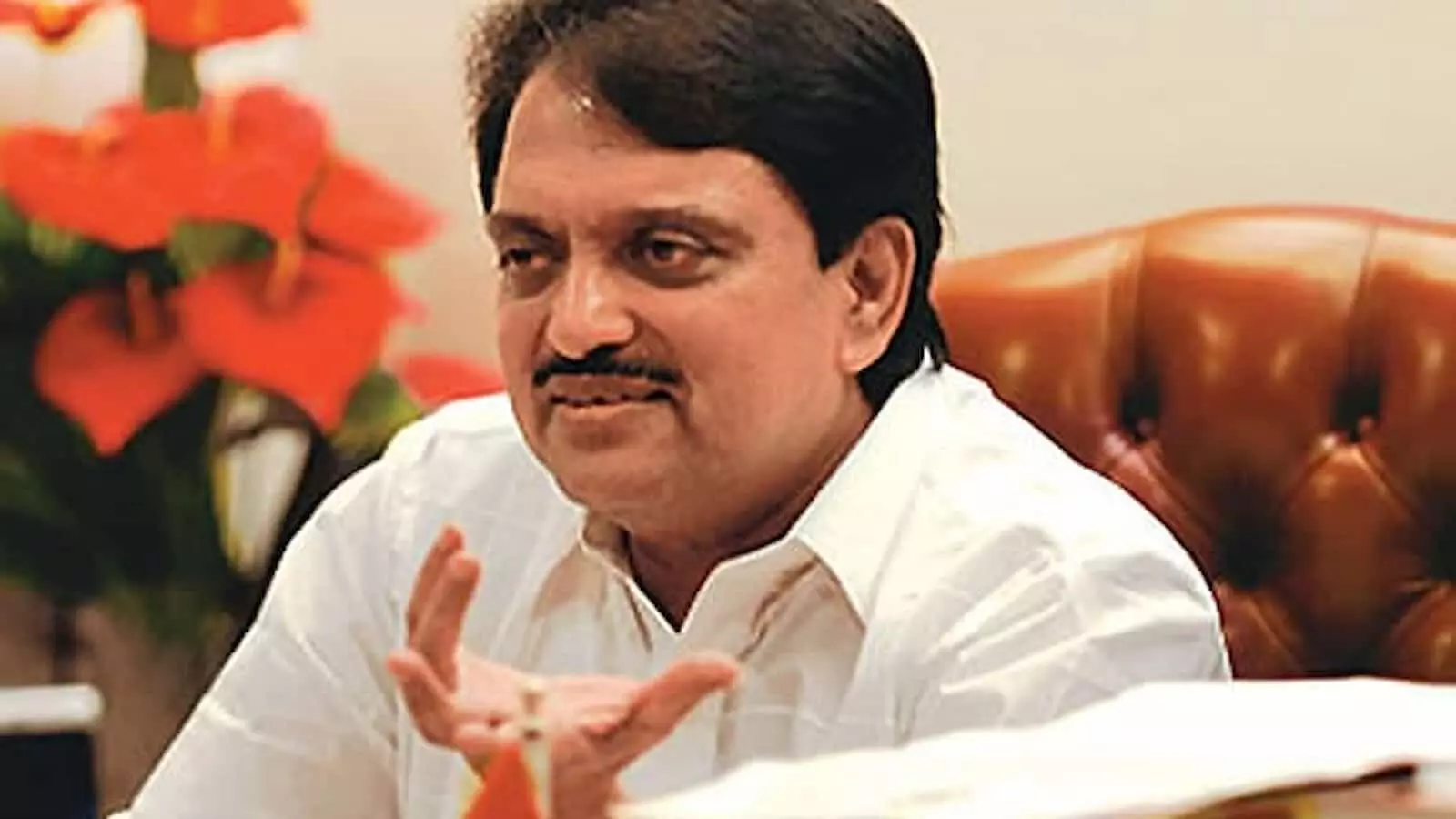 सफेद शर्ट पहने और हाथ से इशारा करते हुए महाराष्ट्र के पूर्व मुख्यमंत्री विलासराव देशमुख का पुराना चित्र। सफेद शर्ट पहने और हाथ से इशारा करते हुए महाराष्ट्र के पूर्व मुख्यमंत्री विलासराव देशमुख का पुराना चित्र।