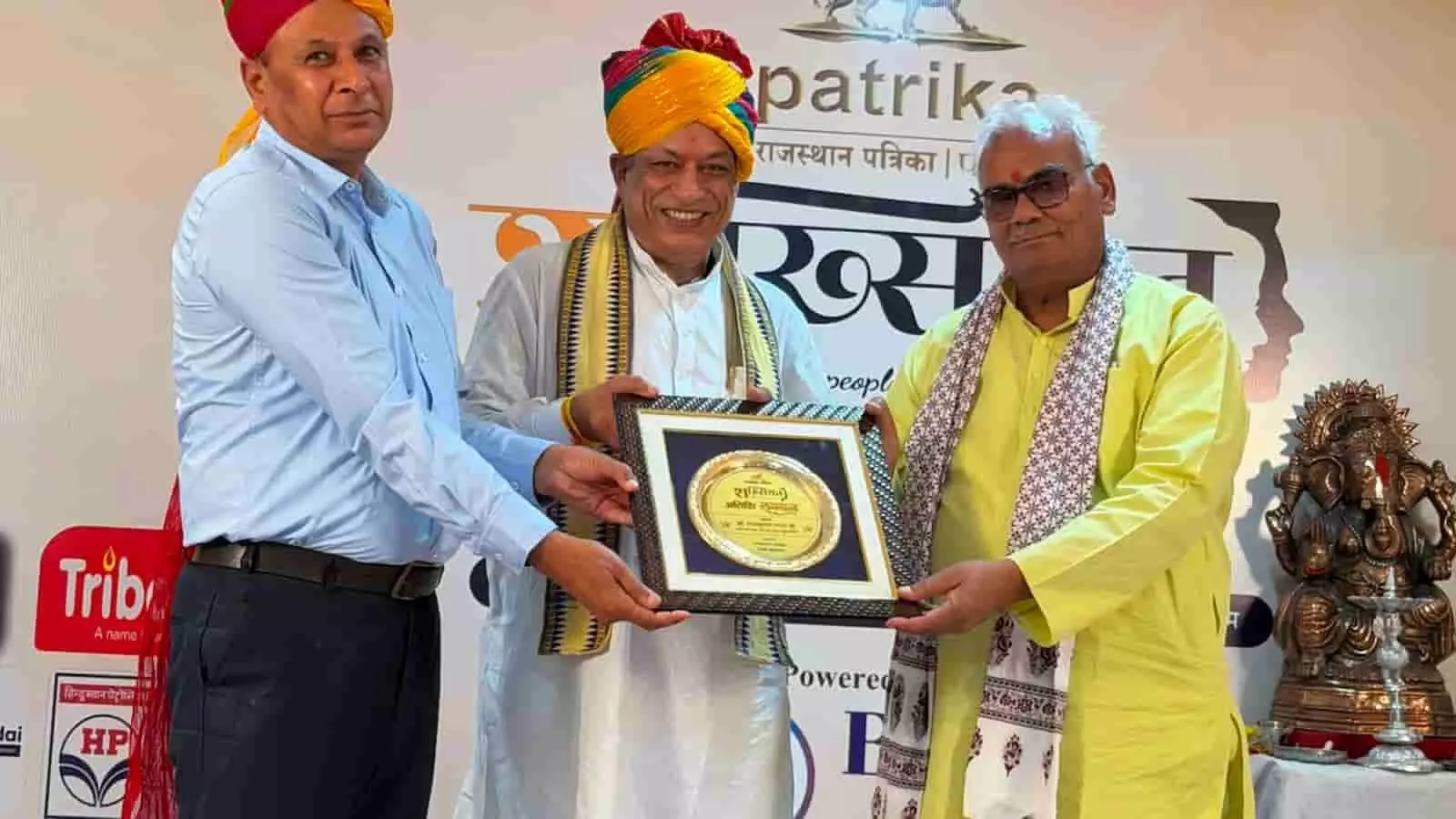 सिरोही में कैबिनेट मंत्रियों द्वारा डॉ. राजकुमार को शैक्षणिक योगदान के लिए सम्मानित करते हुए।