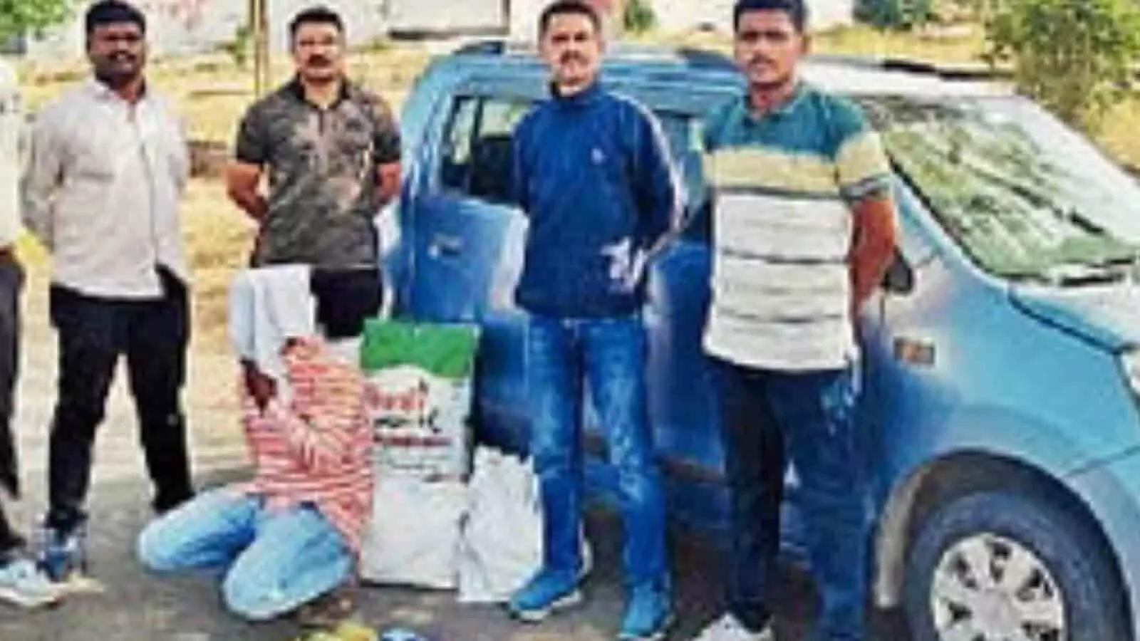 मोर्शी पुलिस टीम के साथ खड़ा आरोपी और अमरावती में गुटखा तस्करी के दौरान जब्त किया गया माल। मोर्शी पुलिस टीम के साथ खड़ा आरोपी और अमरावती में गुटखा तस्करी के दौरान जब्त किया गया माल।